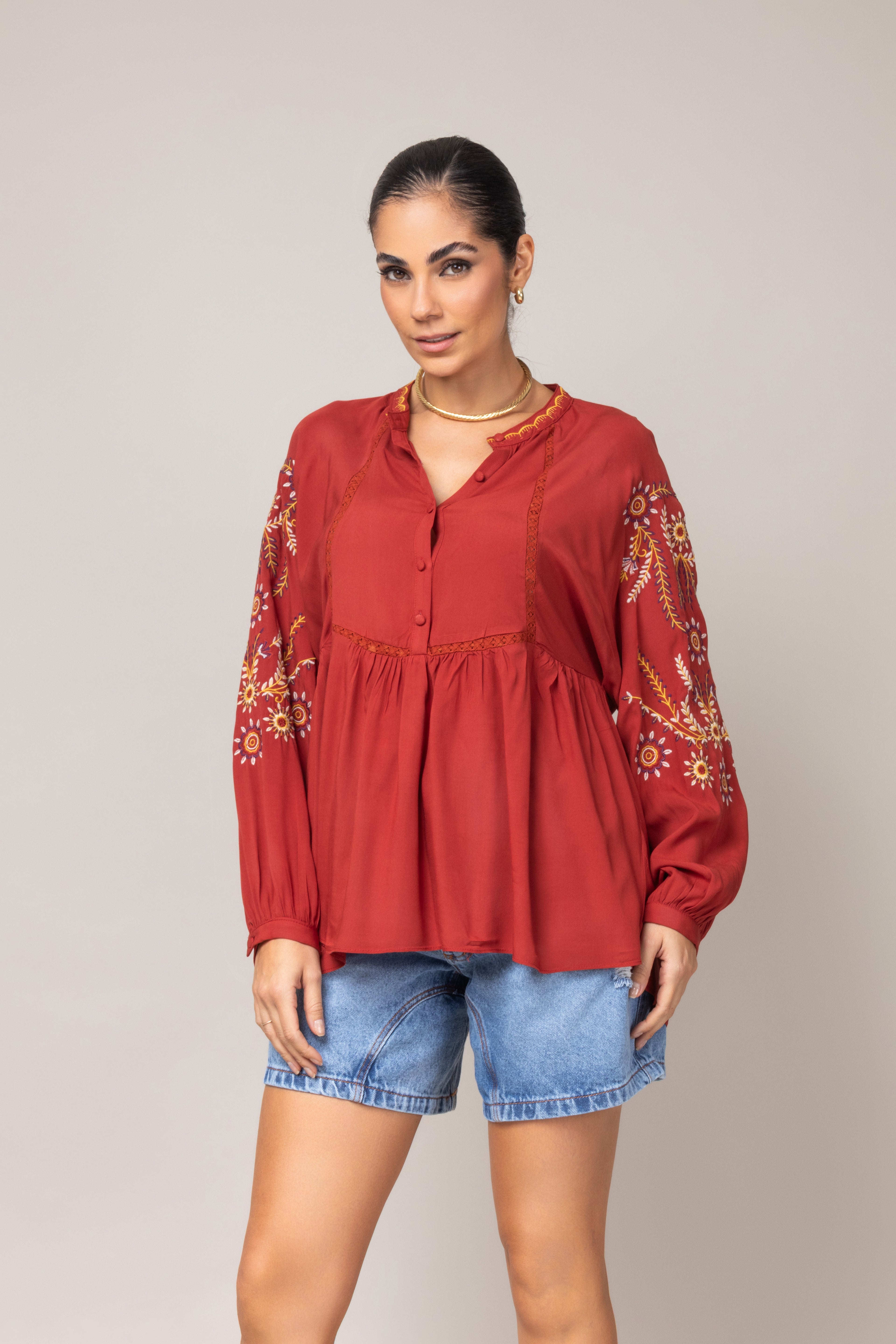 Bata com bordado na manga