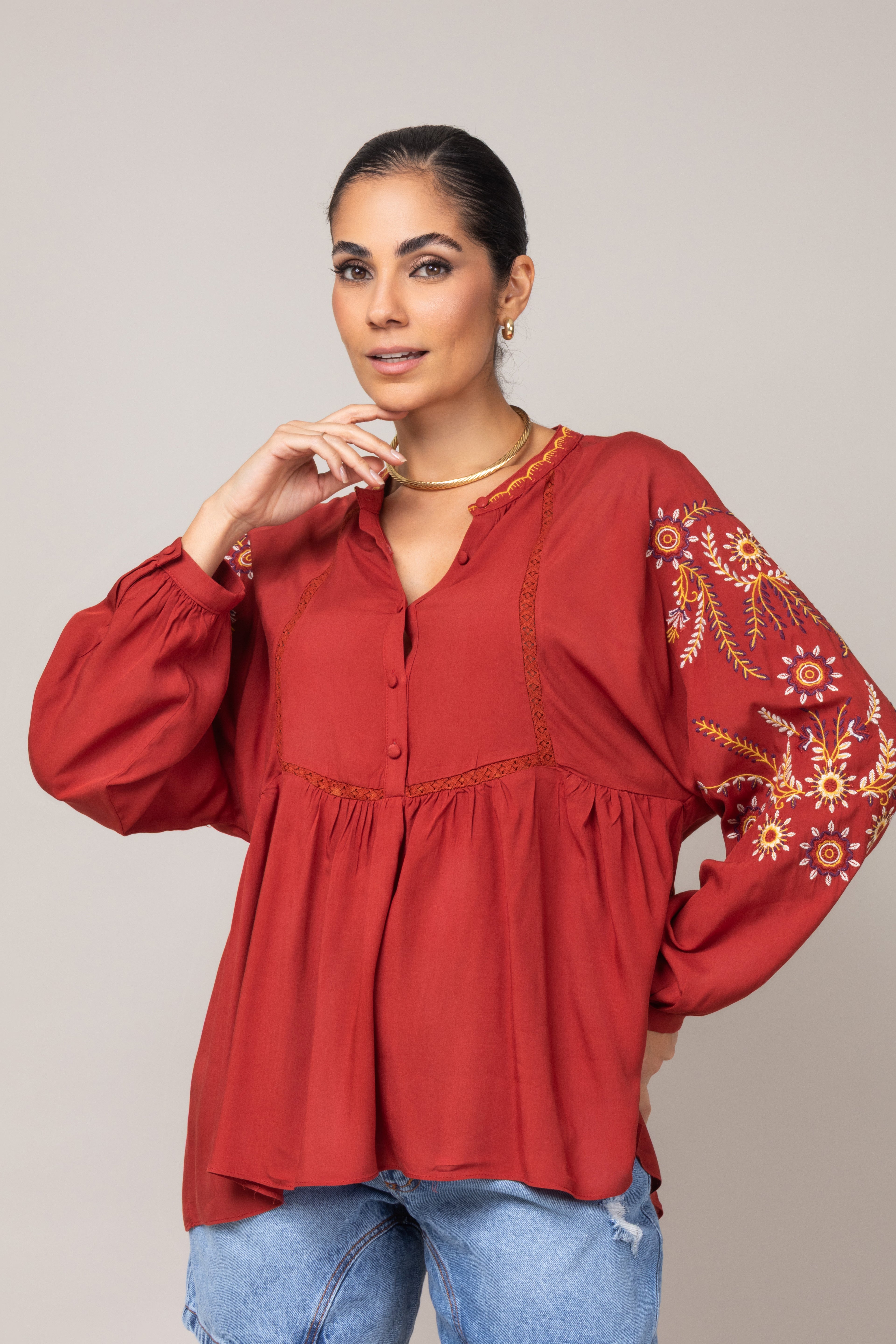 Bata com bordado na manga