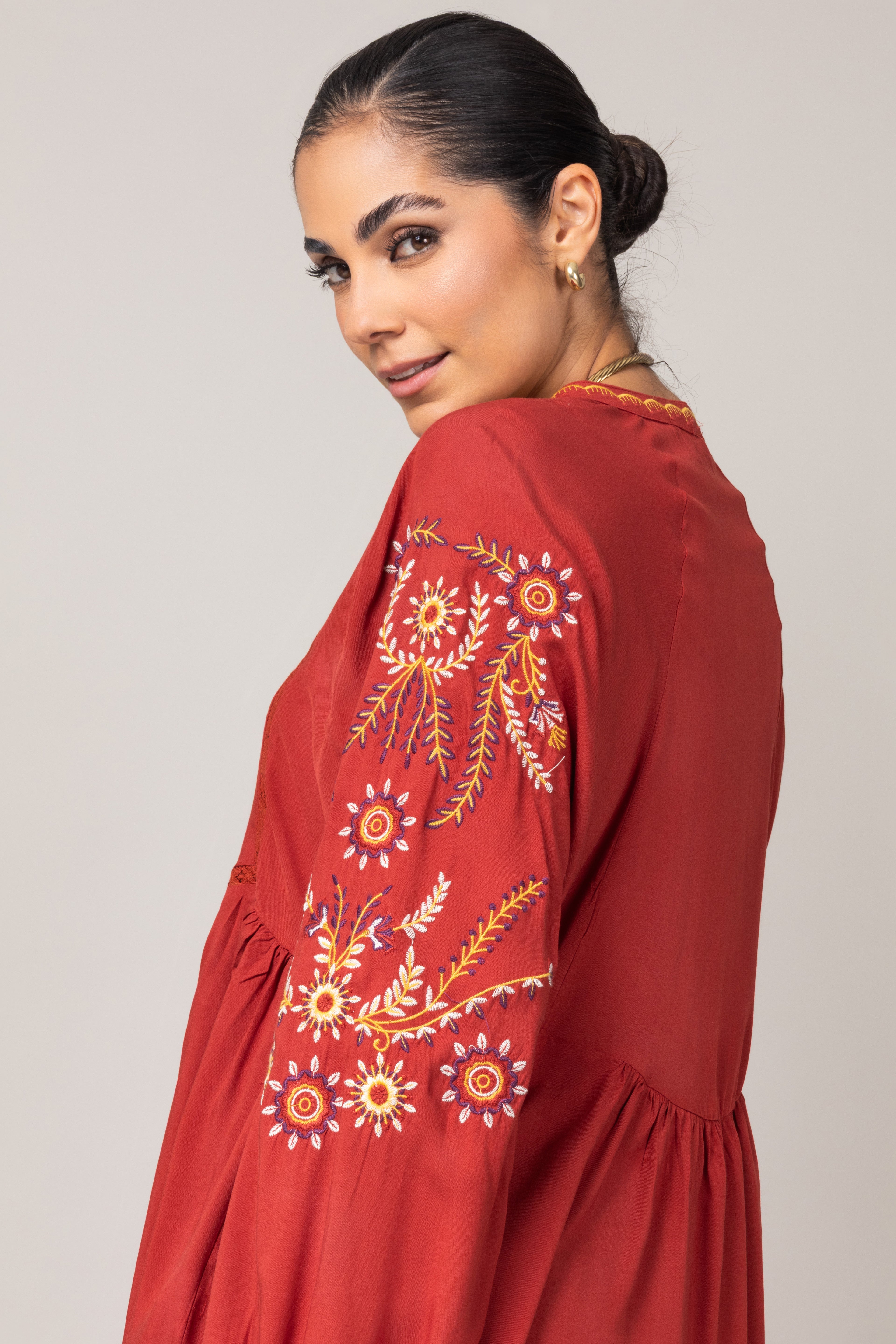 Bata com bordado na manga