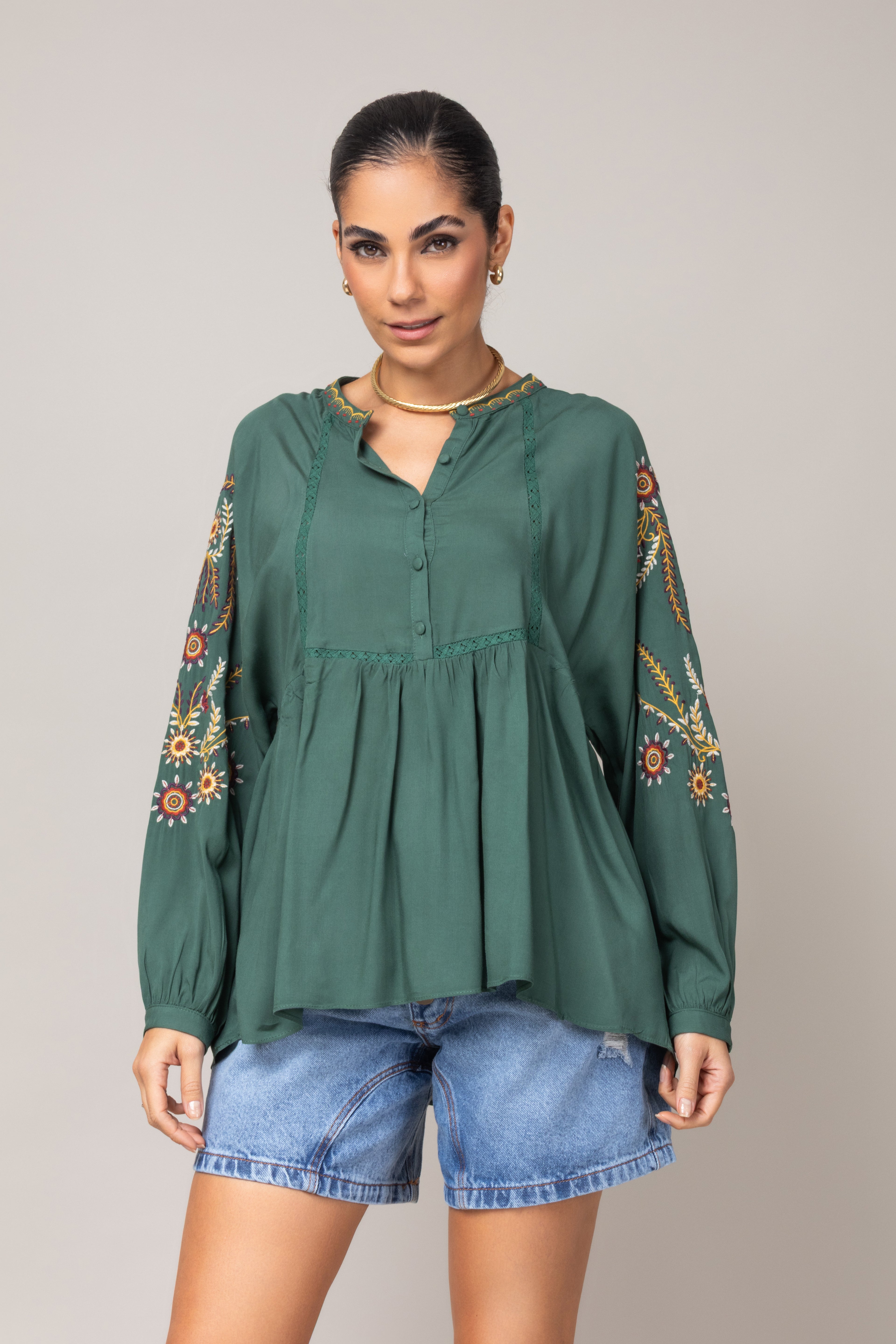 Bata com bordado na manga