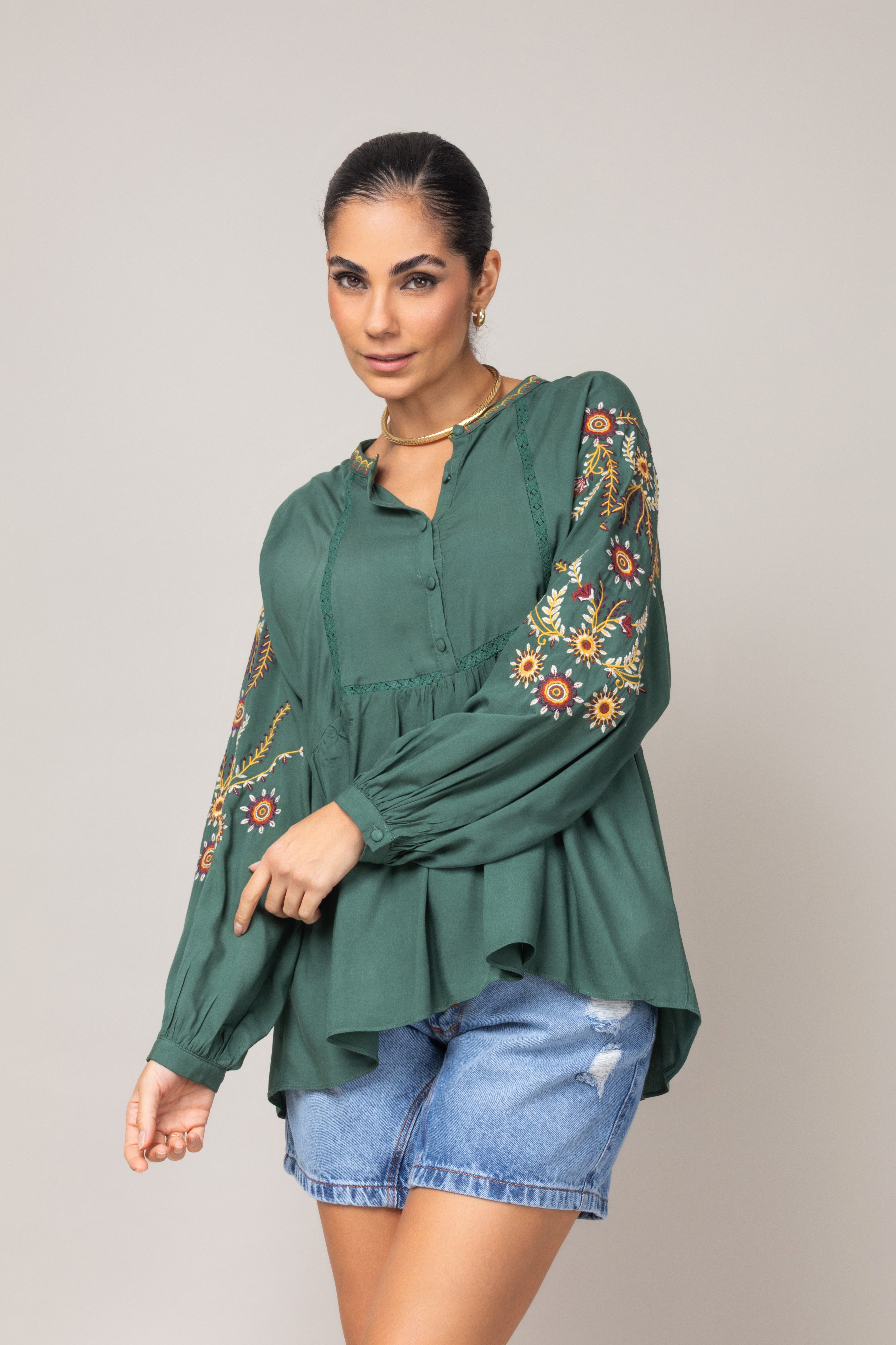 Bata com bordado na manga