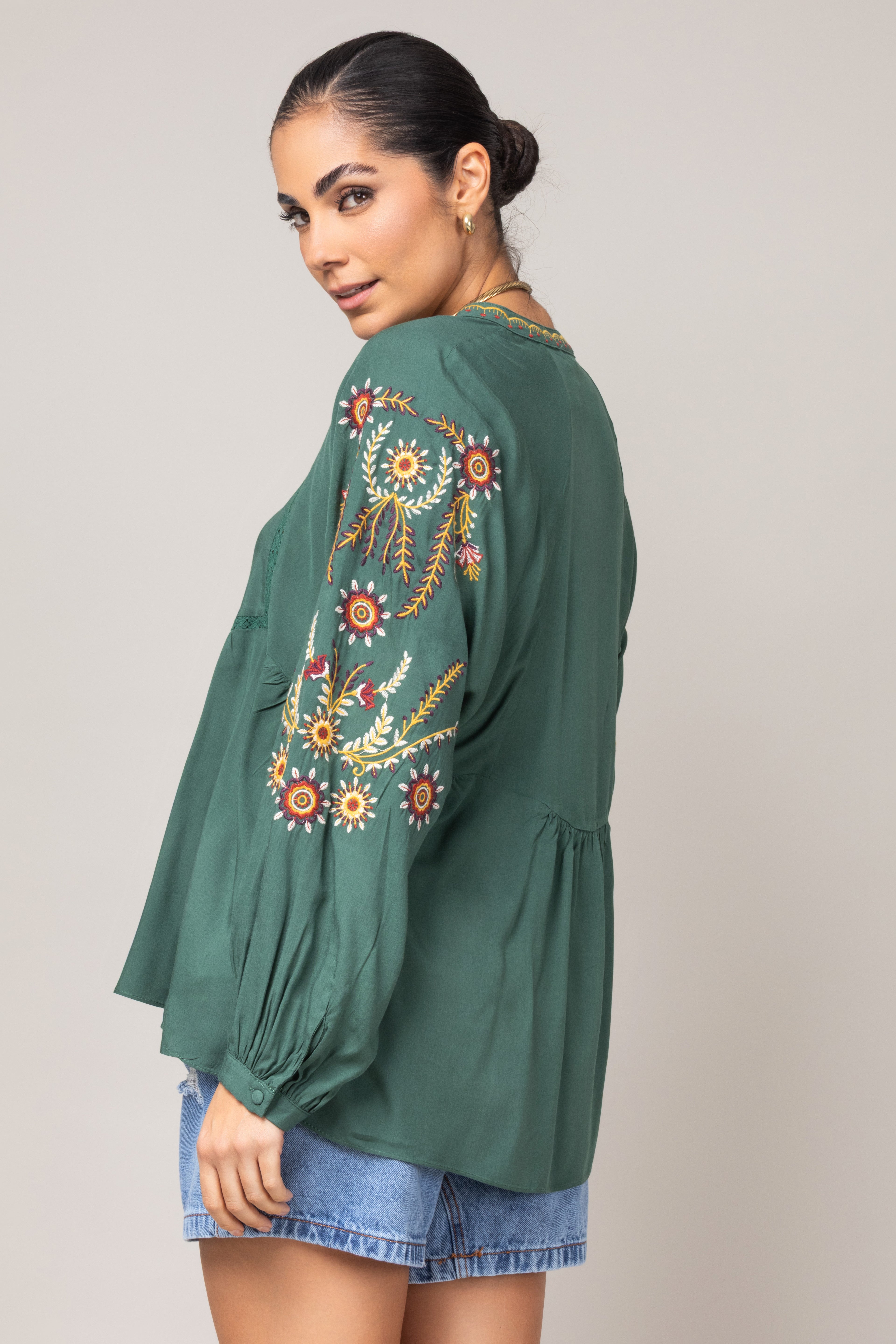 Bata com bordado na manga