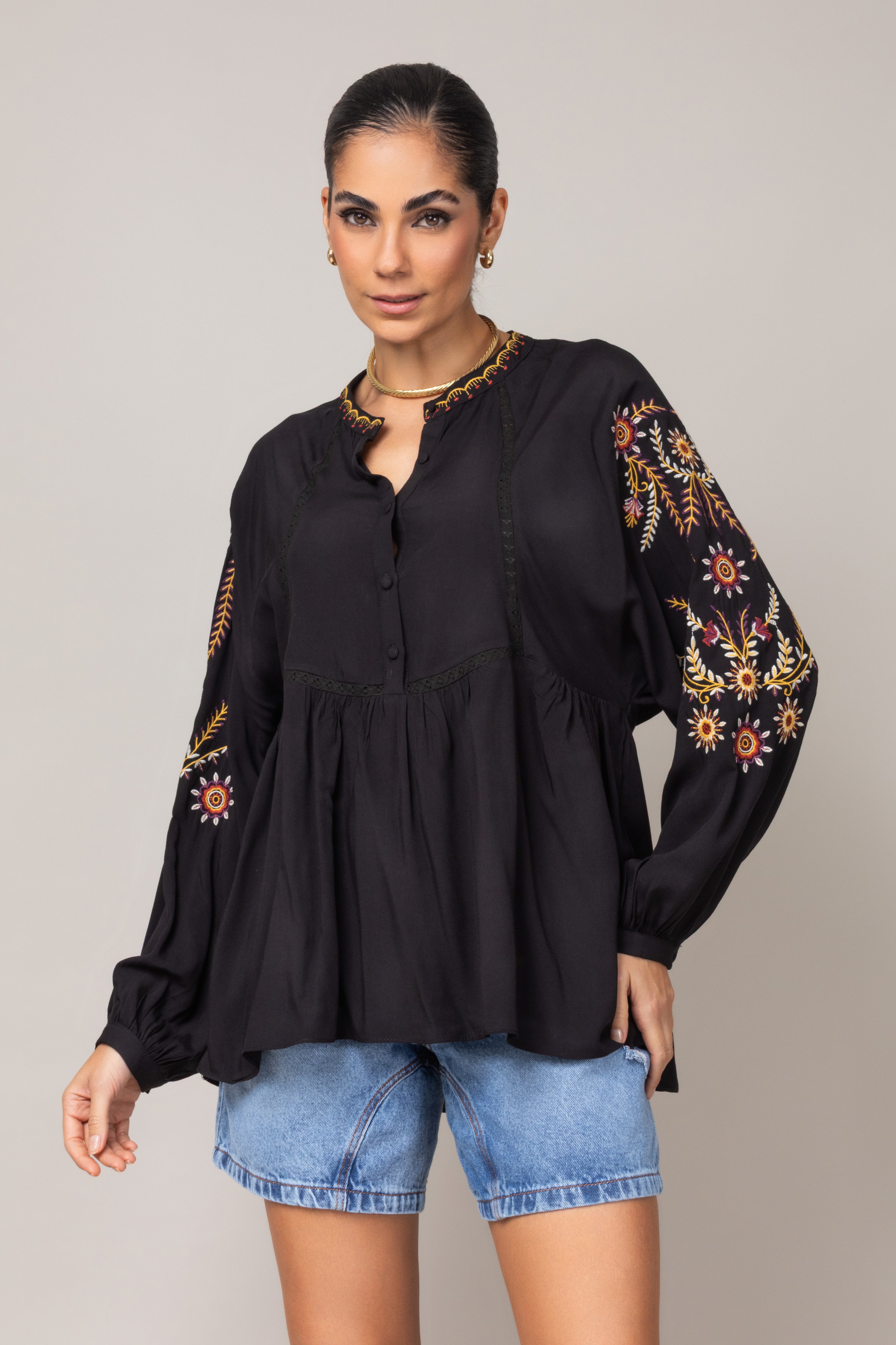 Bata com bordado na manga