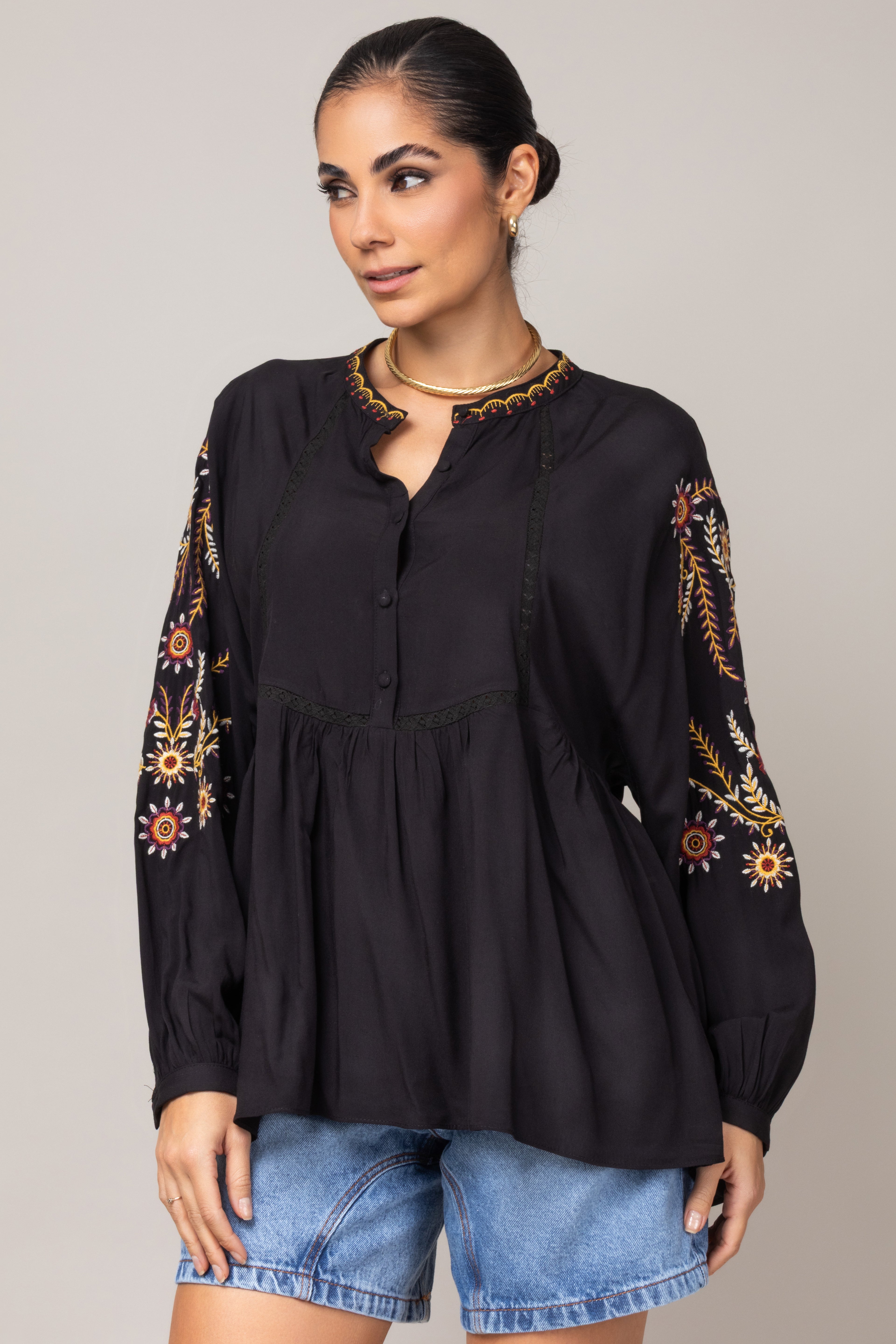 Bata com bordado na manga