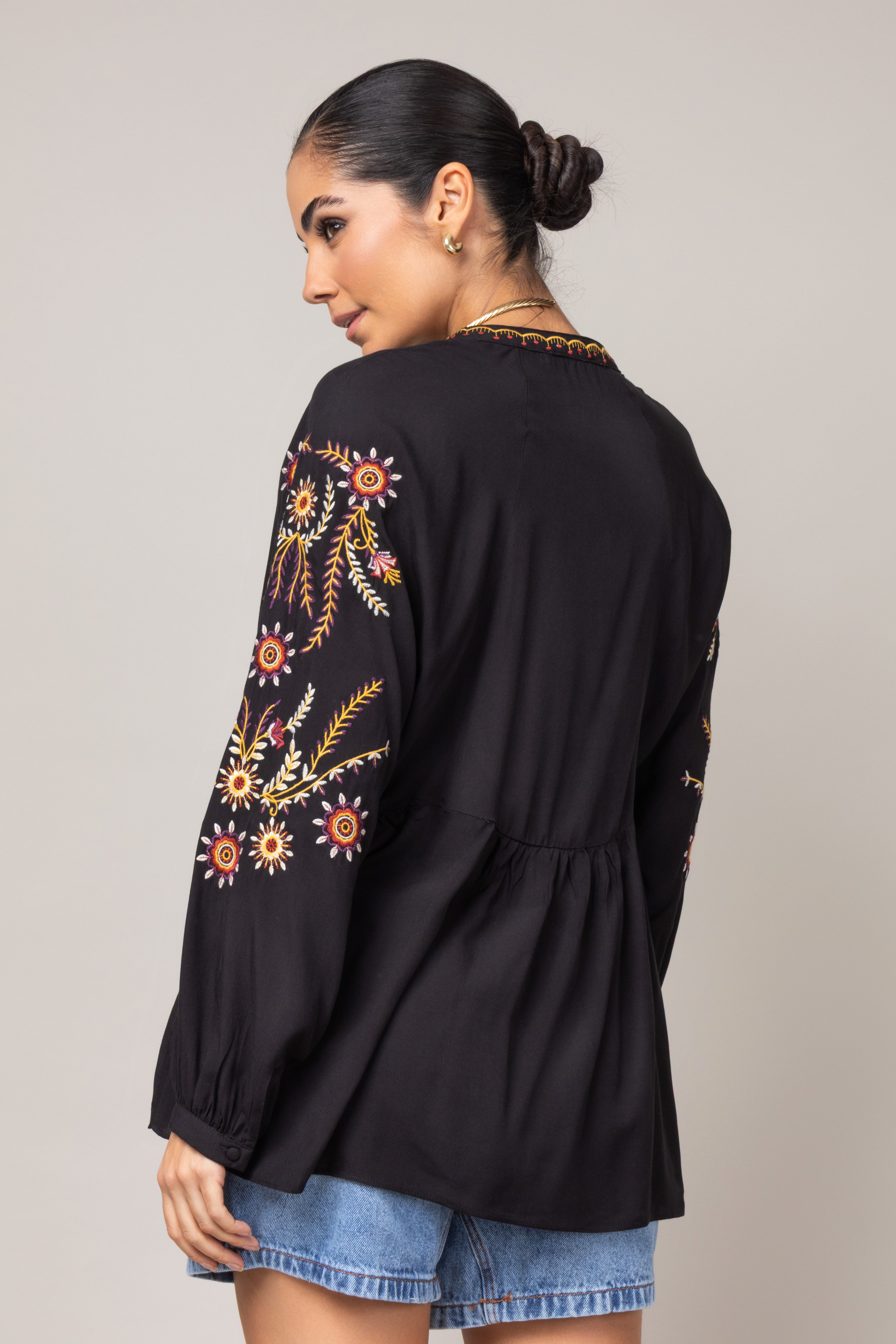 Bata com bordado na manga