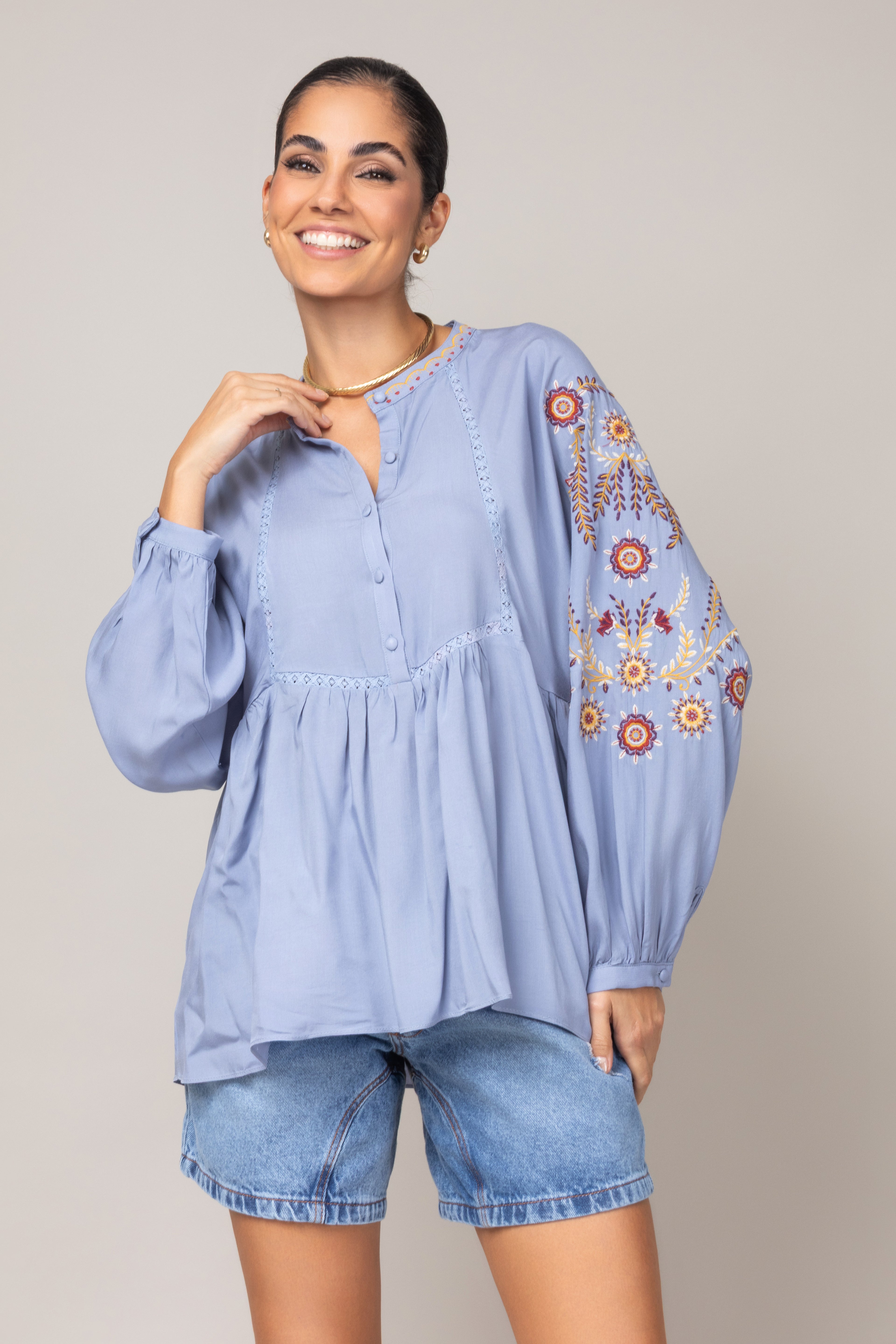 Bata com bordado na manga