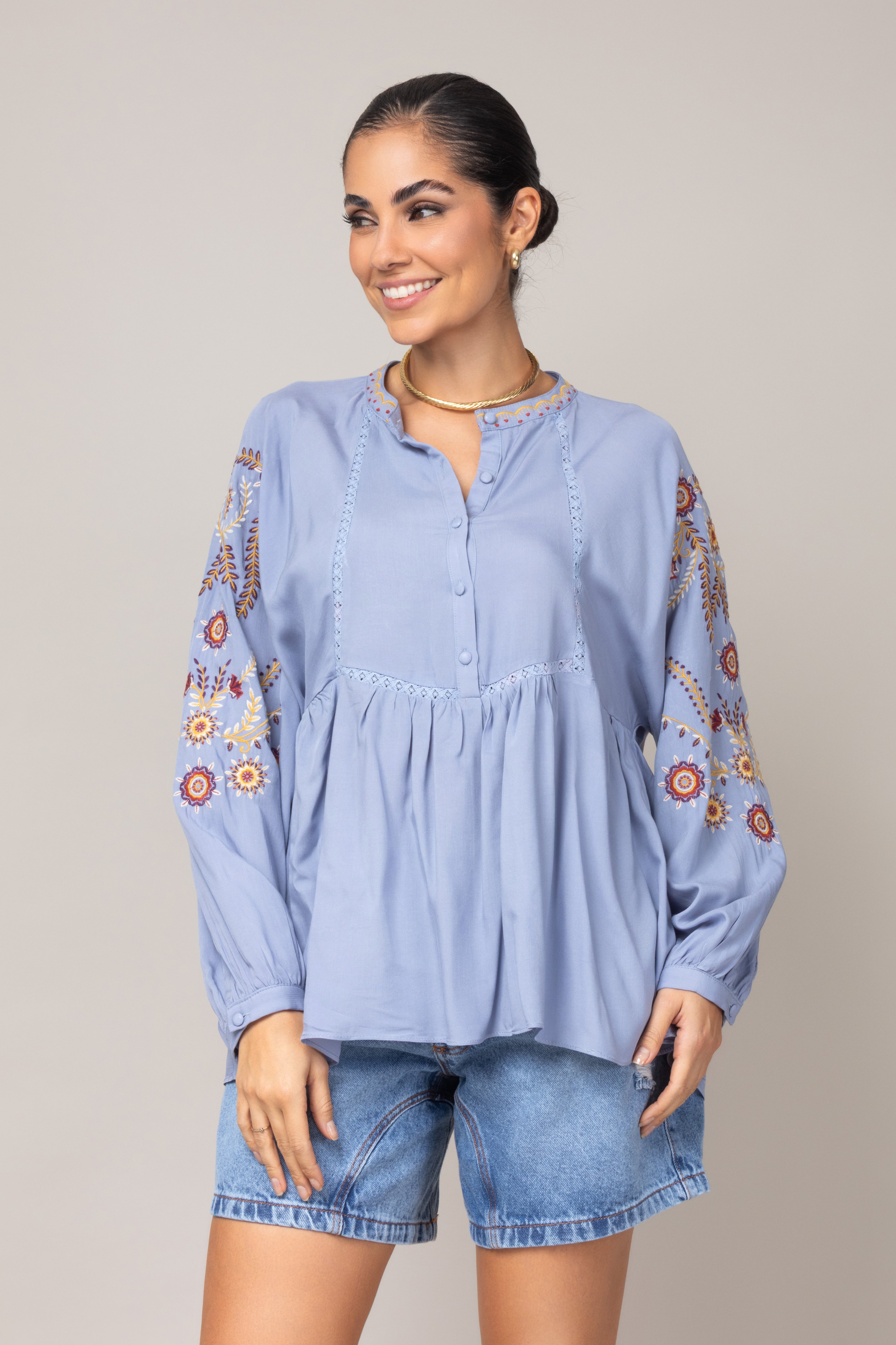 Bata com bordado na manga