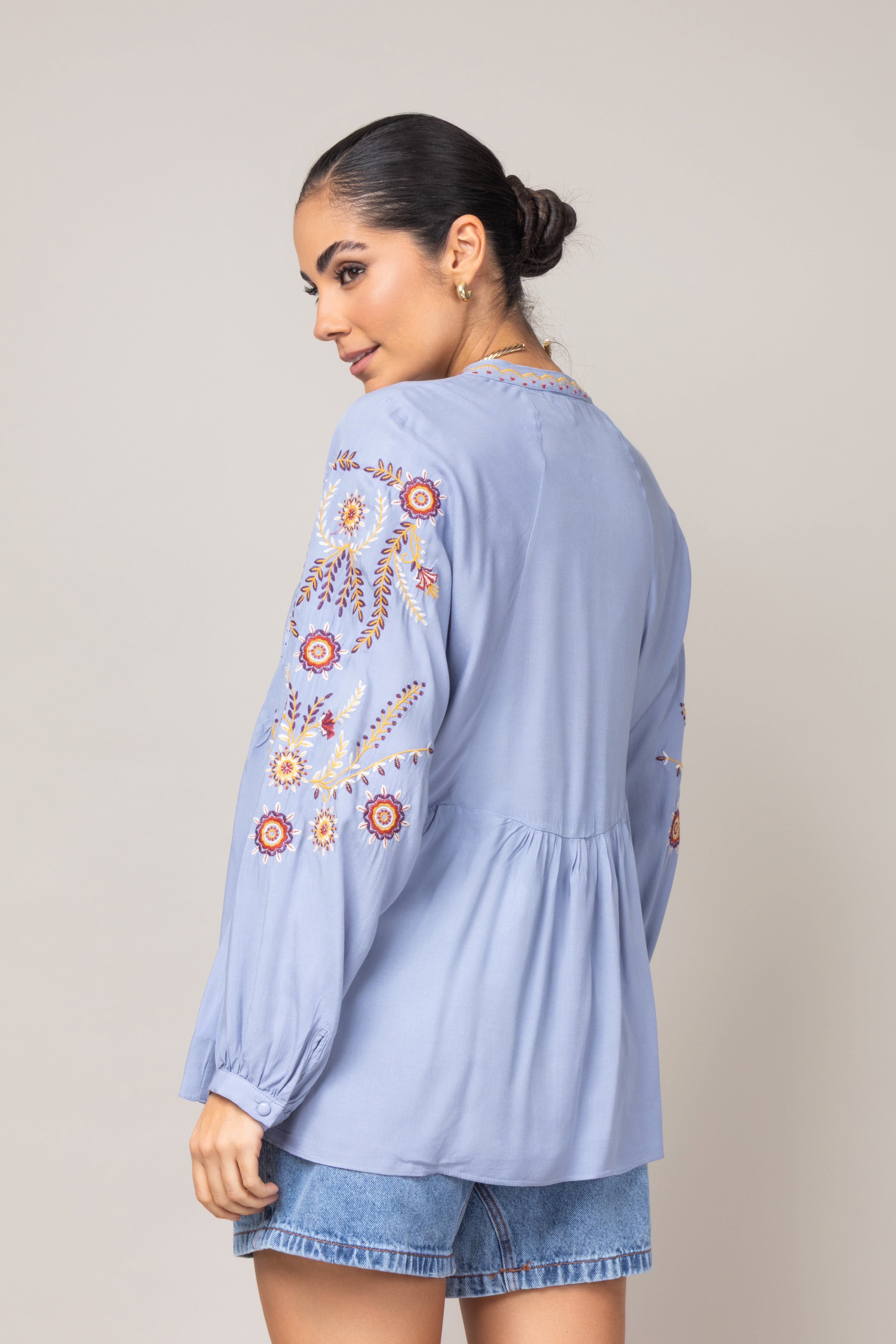 Bata com bordado na manga