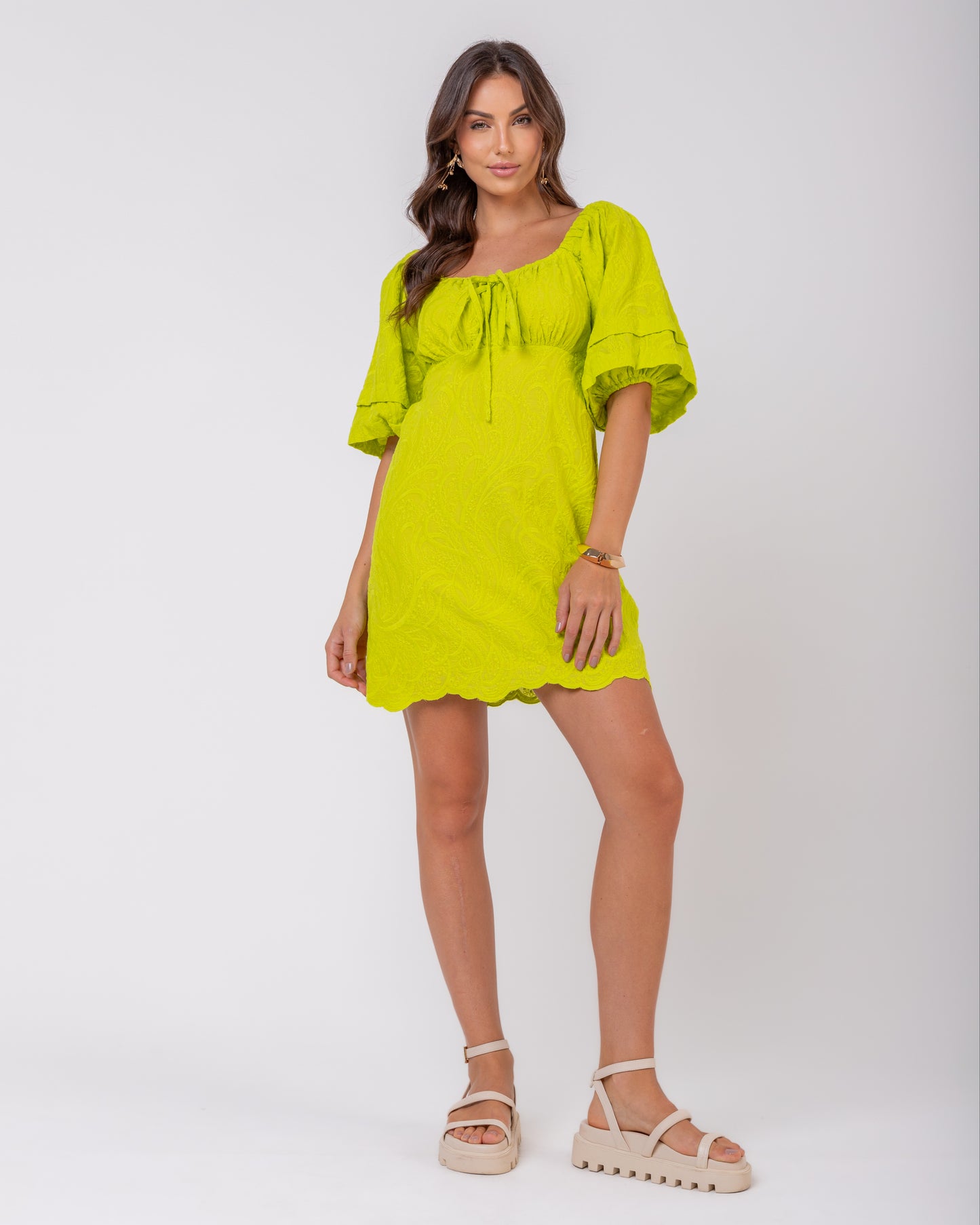 Vestido de laise com manga balonê