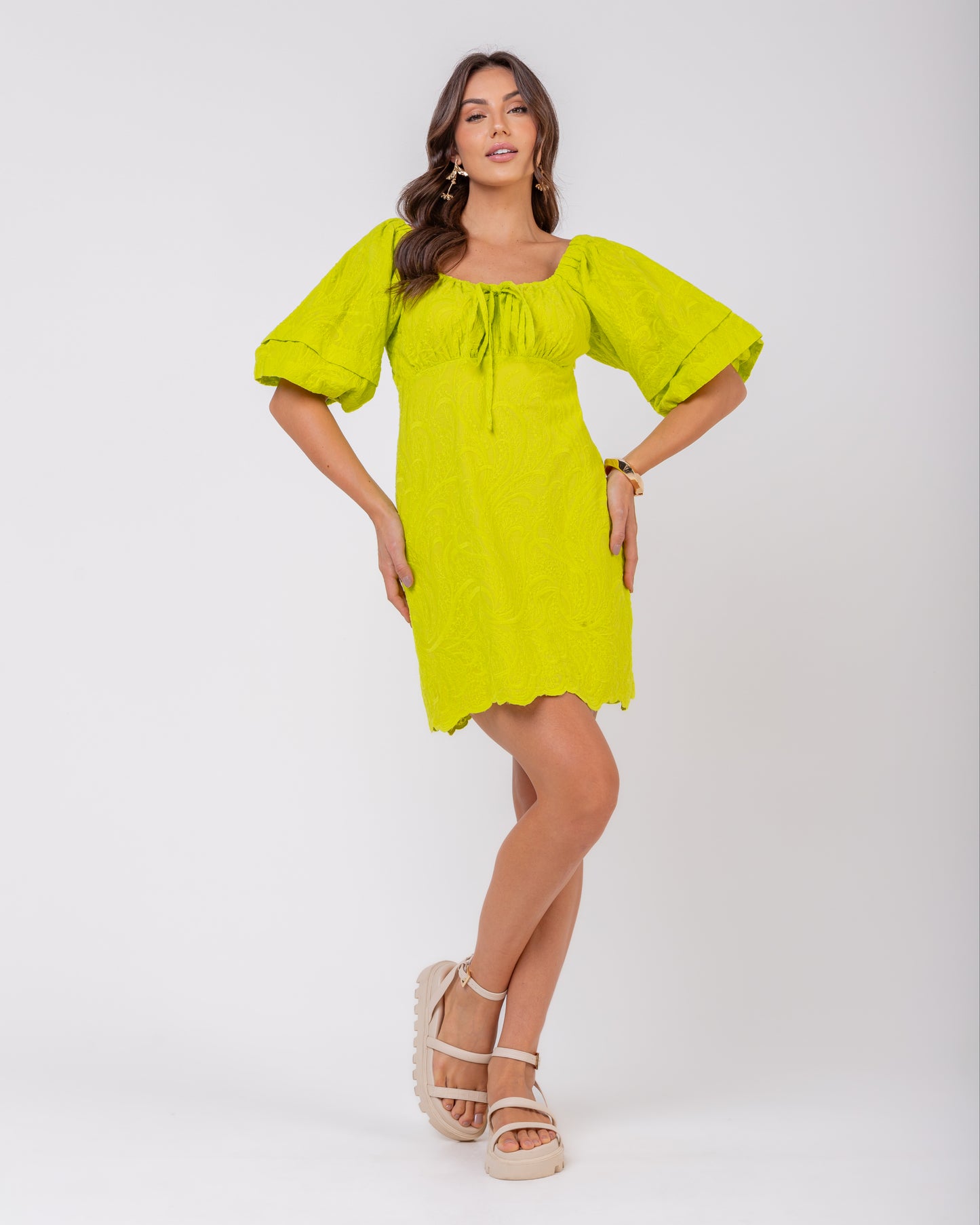 Vestido de laise com manga balonê