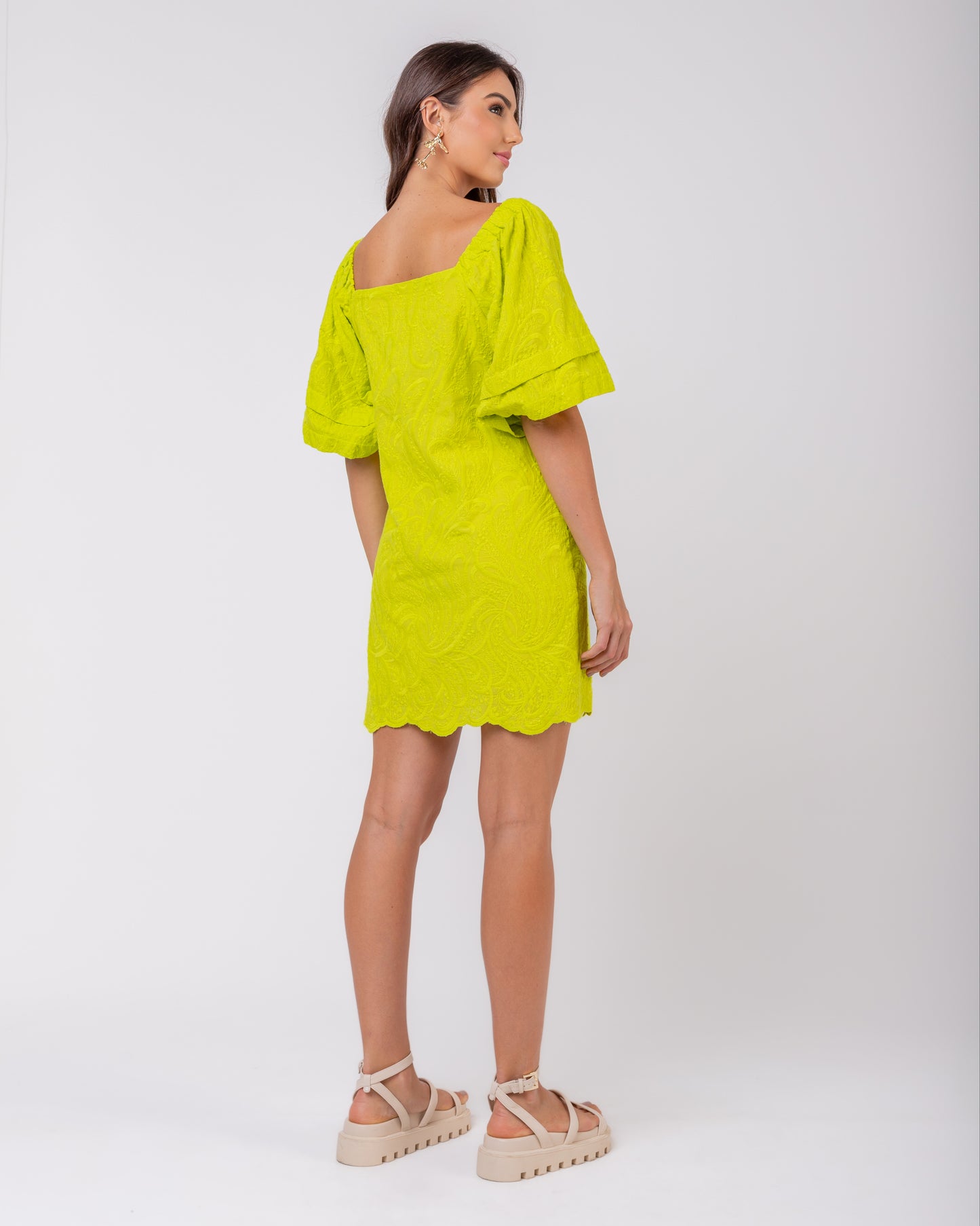 Vestido de laise com manga balonê