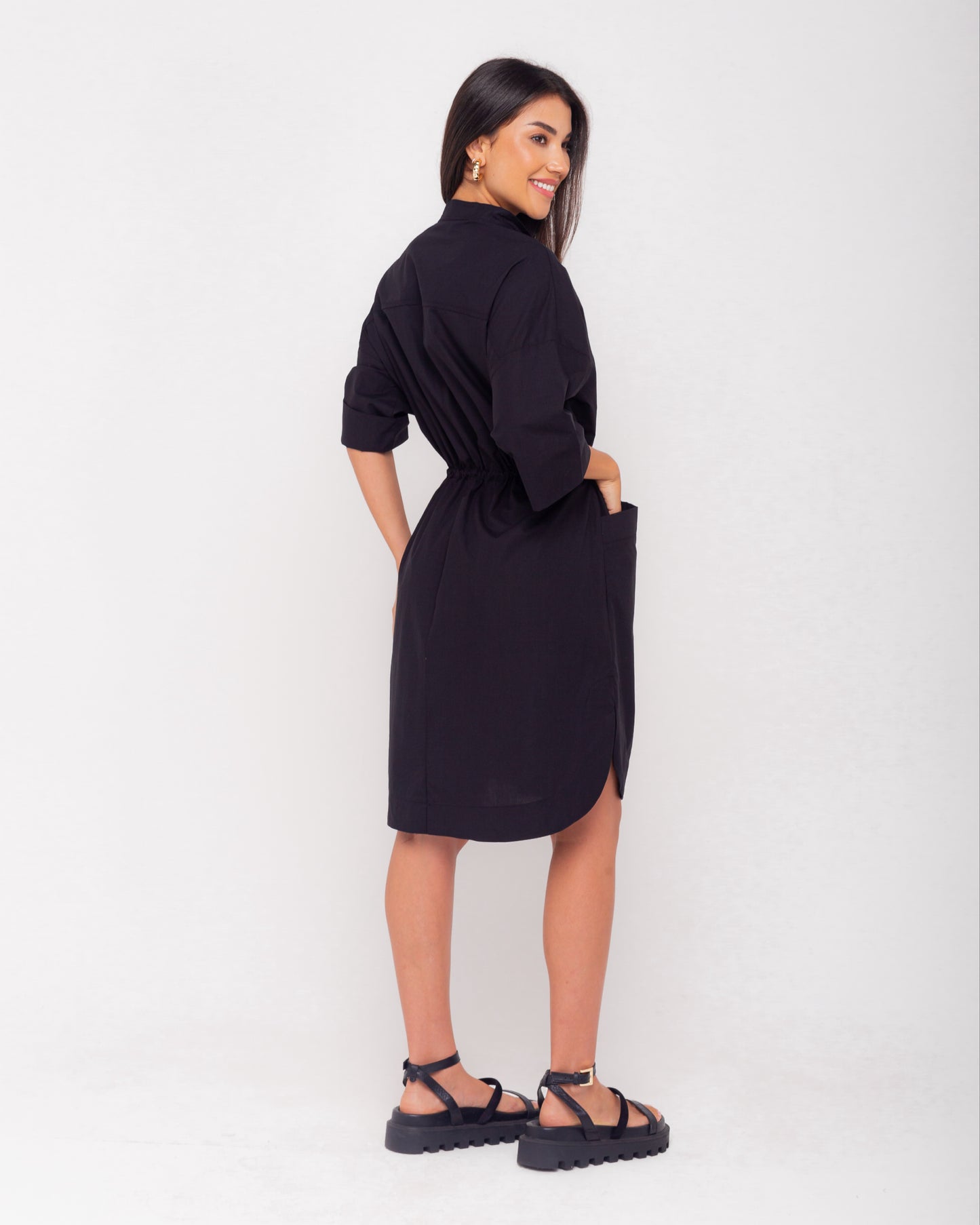 Vestido com amarração a cintura