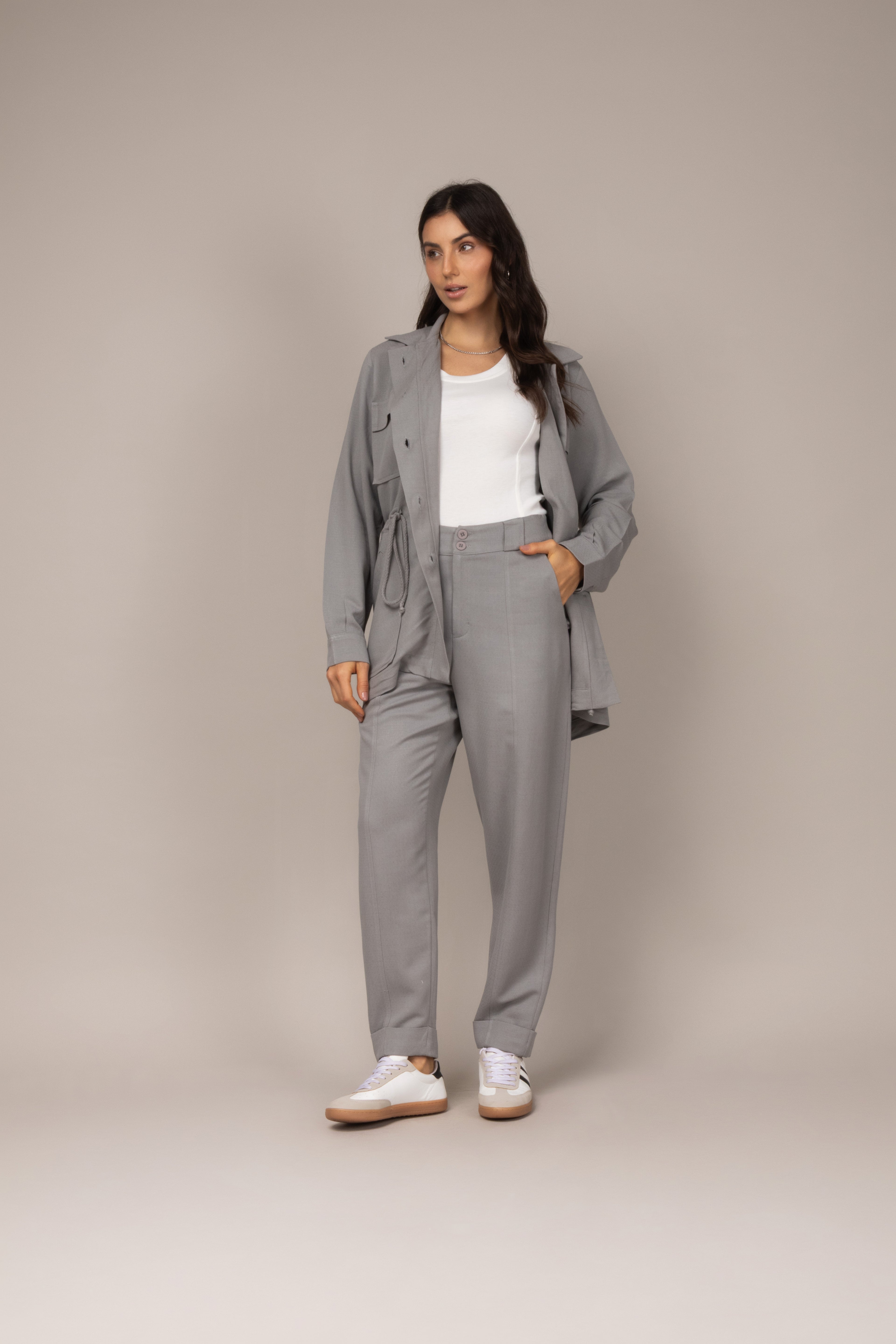 Calça carrot com bolsos