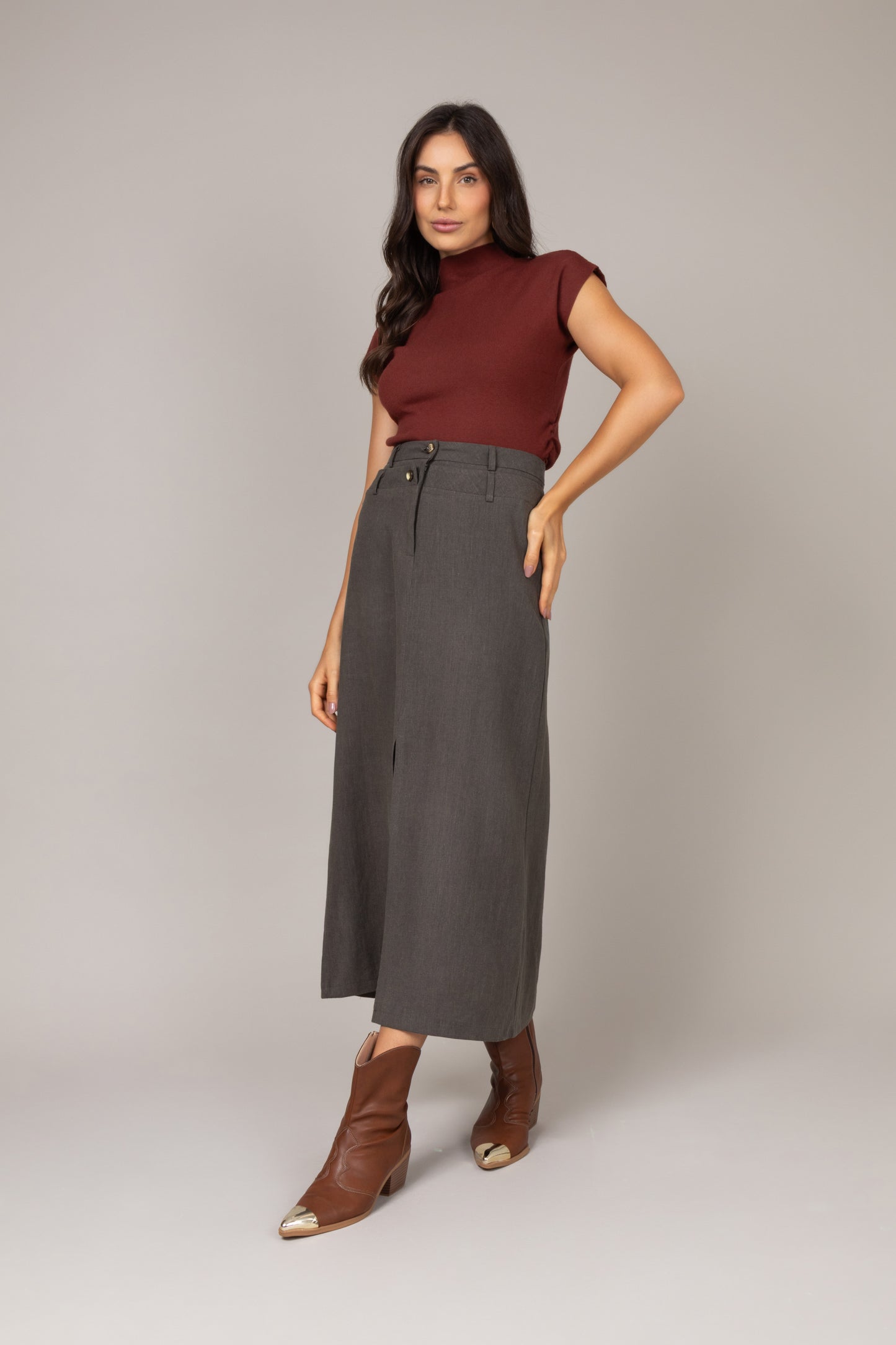 Saia midi com fenda