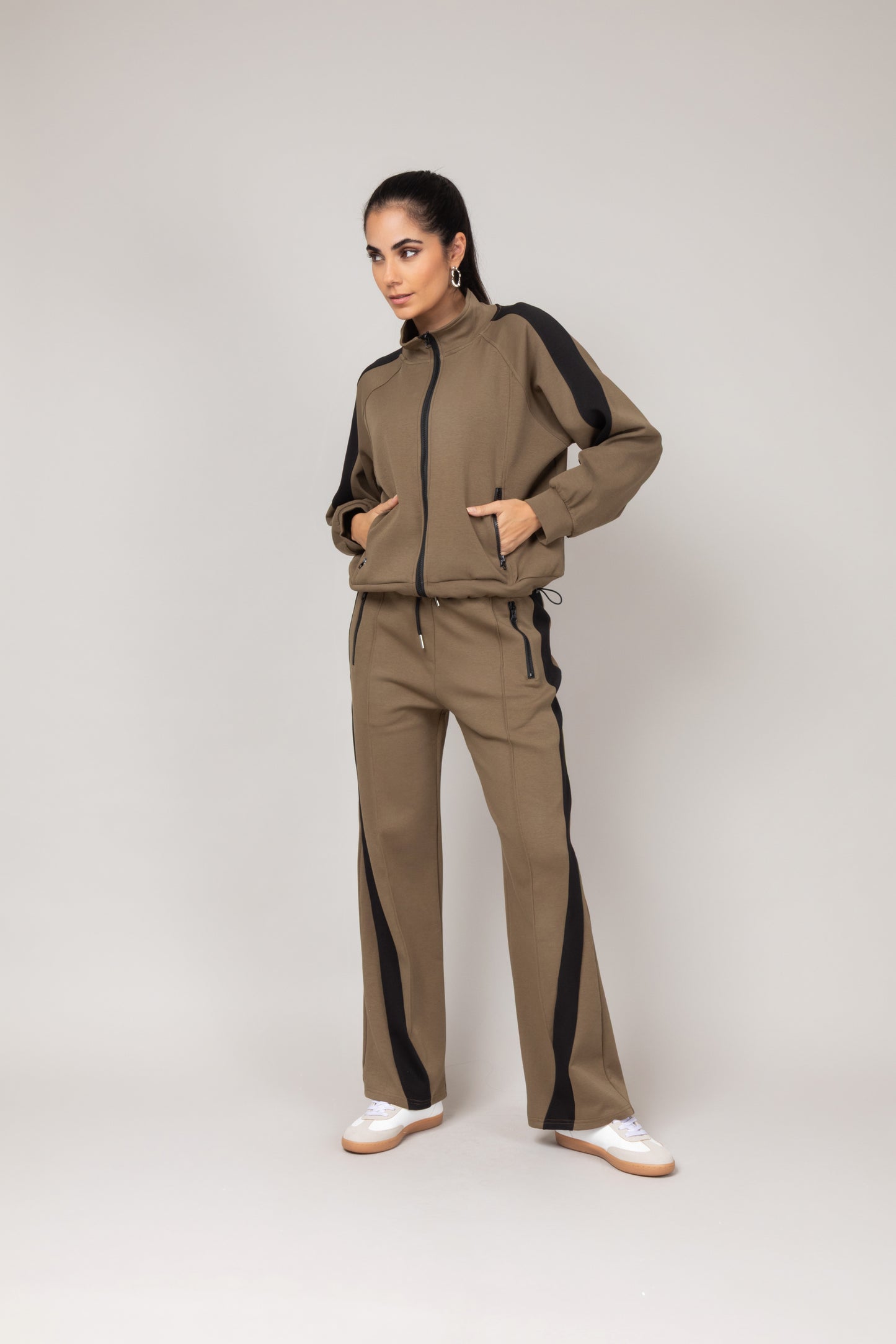 Conjunto de agasalho moderno