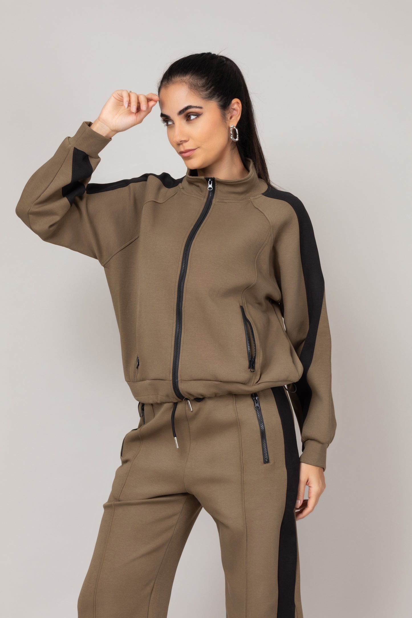Conjunto de agasalho moderno