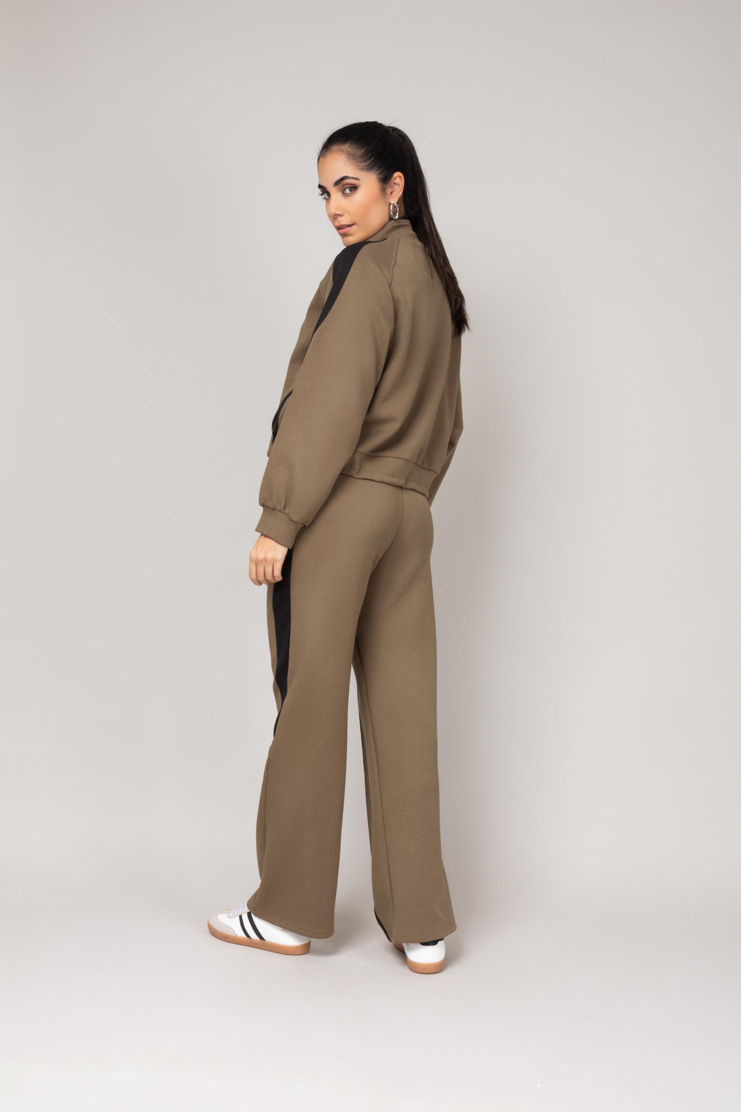 Conjunto de agasalho moderno