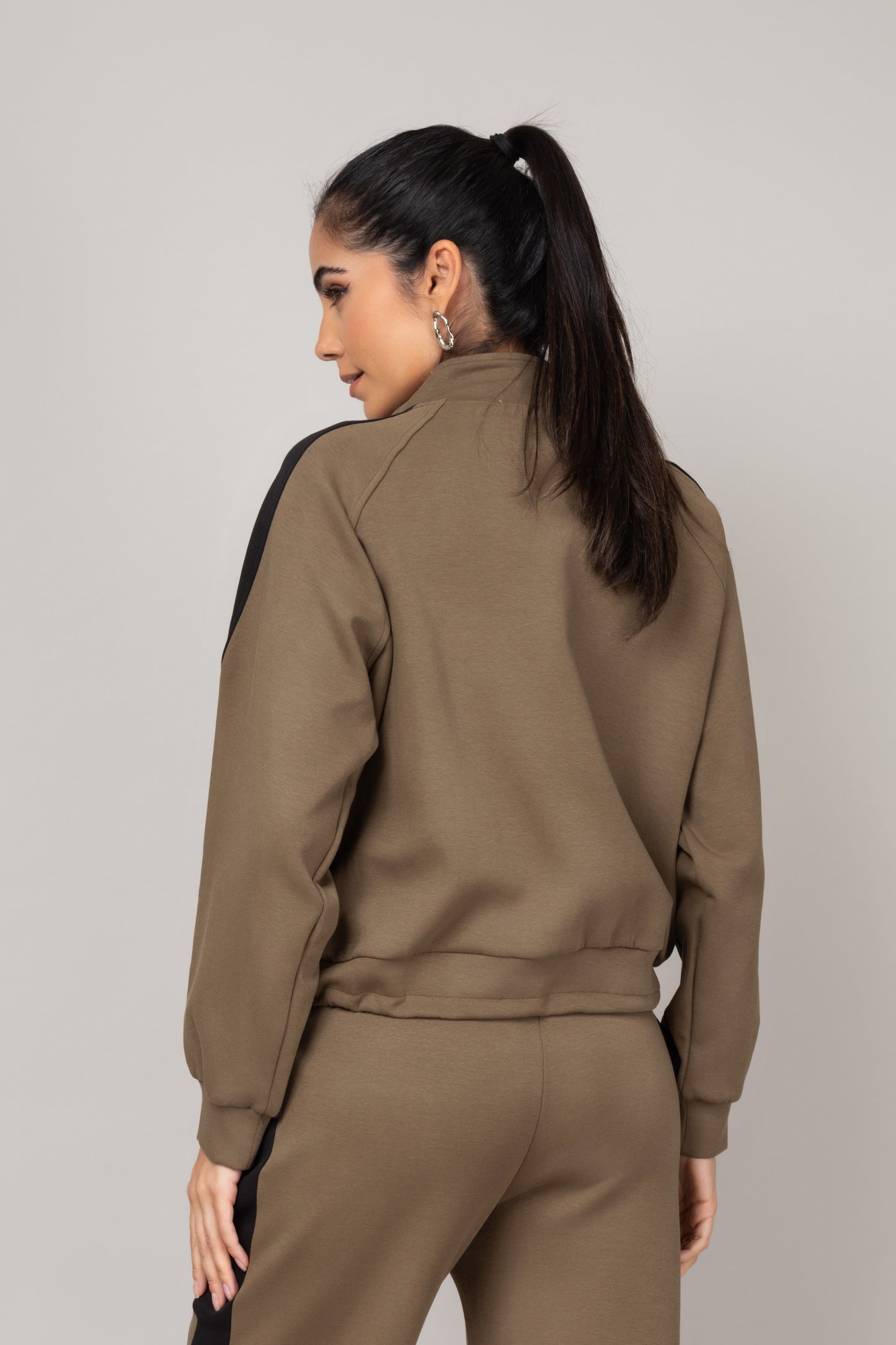 Conjunto de agasalho moderno