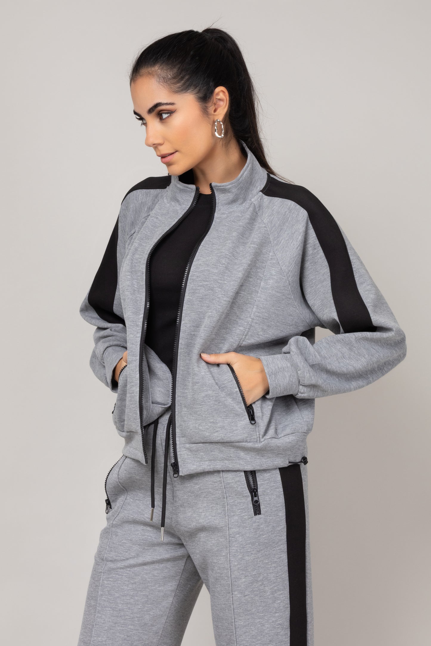 Conjunto de agasalho moderno
