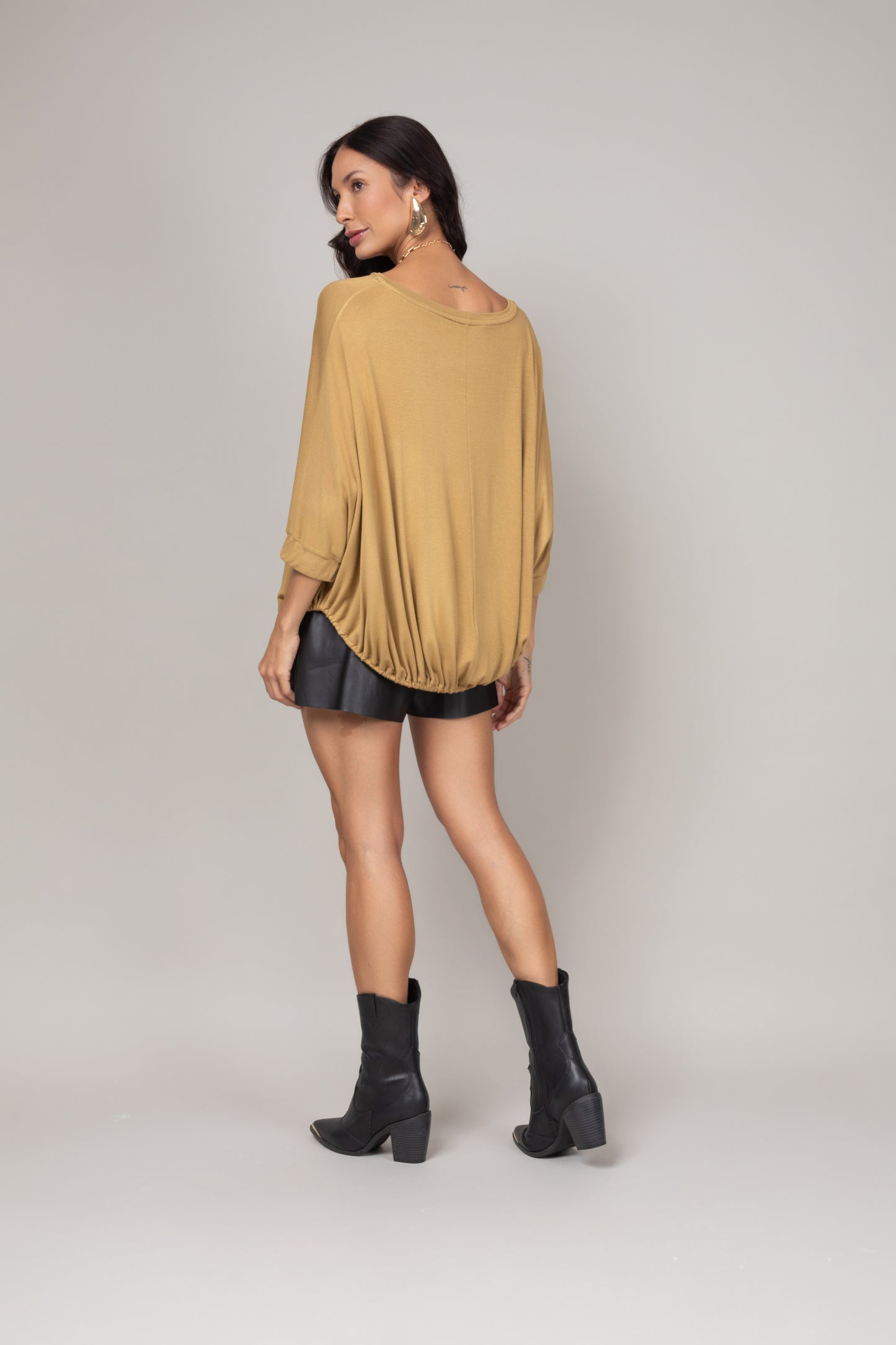 Blusa ampla com ajuste na barra