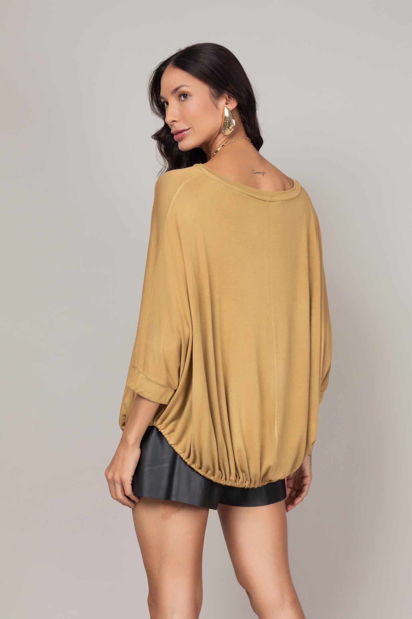 Blusa ampla com ajuste na barra