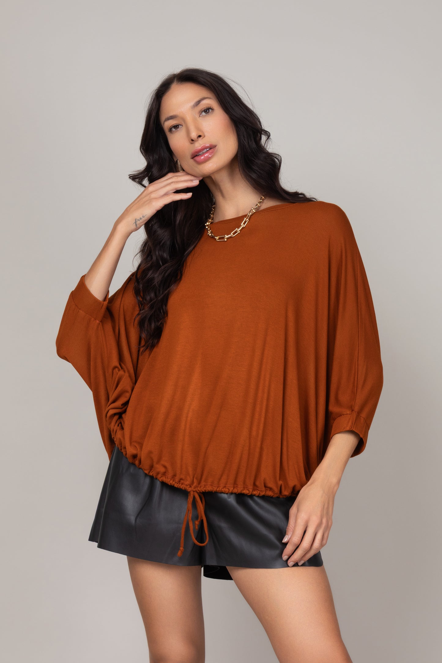 Blusa ampla com ajuste na barra