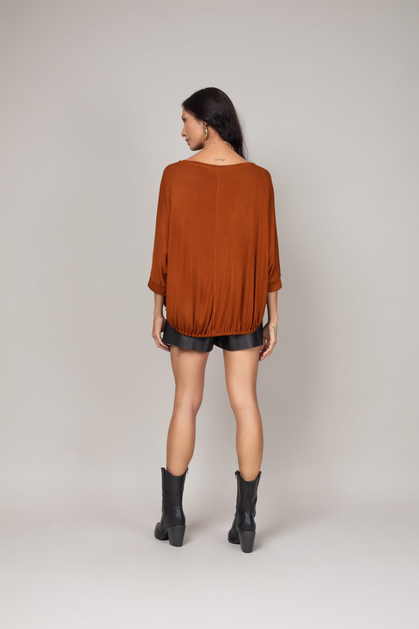 Blusa ampla com ajuste na barra