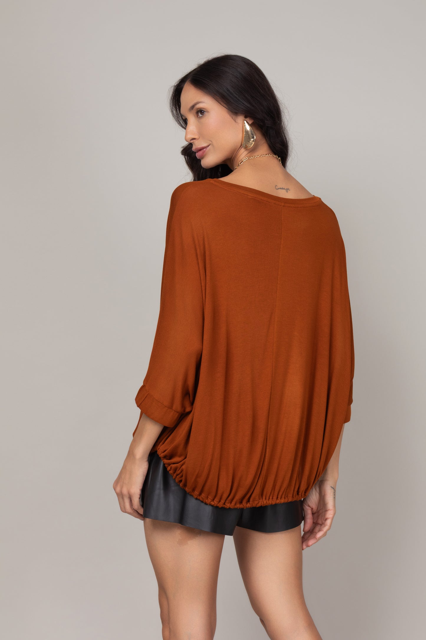 Blusa ampla com ajuste na barra