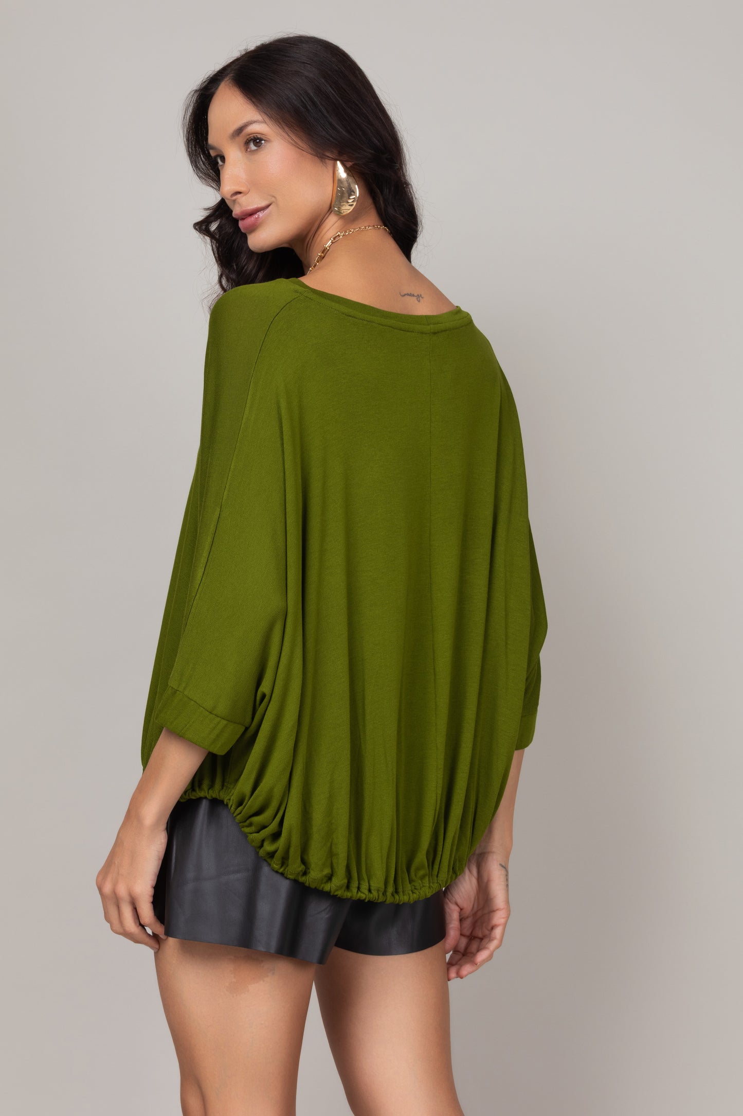 Blusa ampla com ajuste na barra