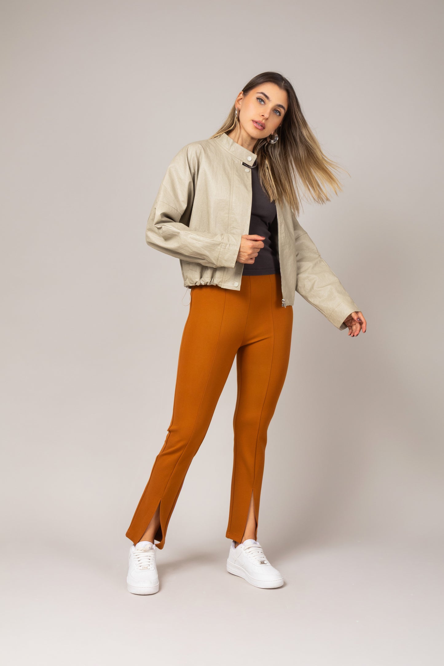 Calça legging com detalhe na barra