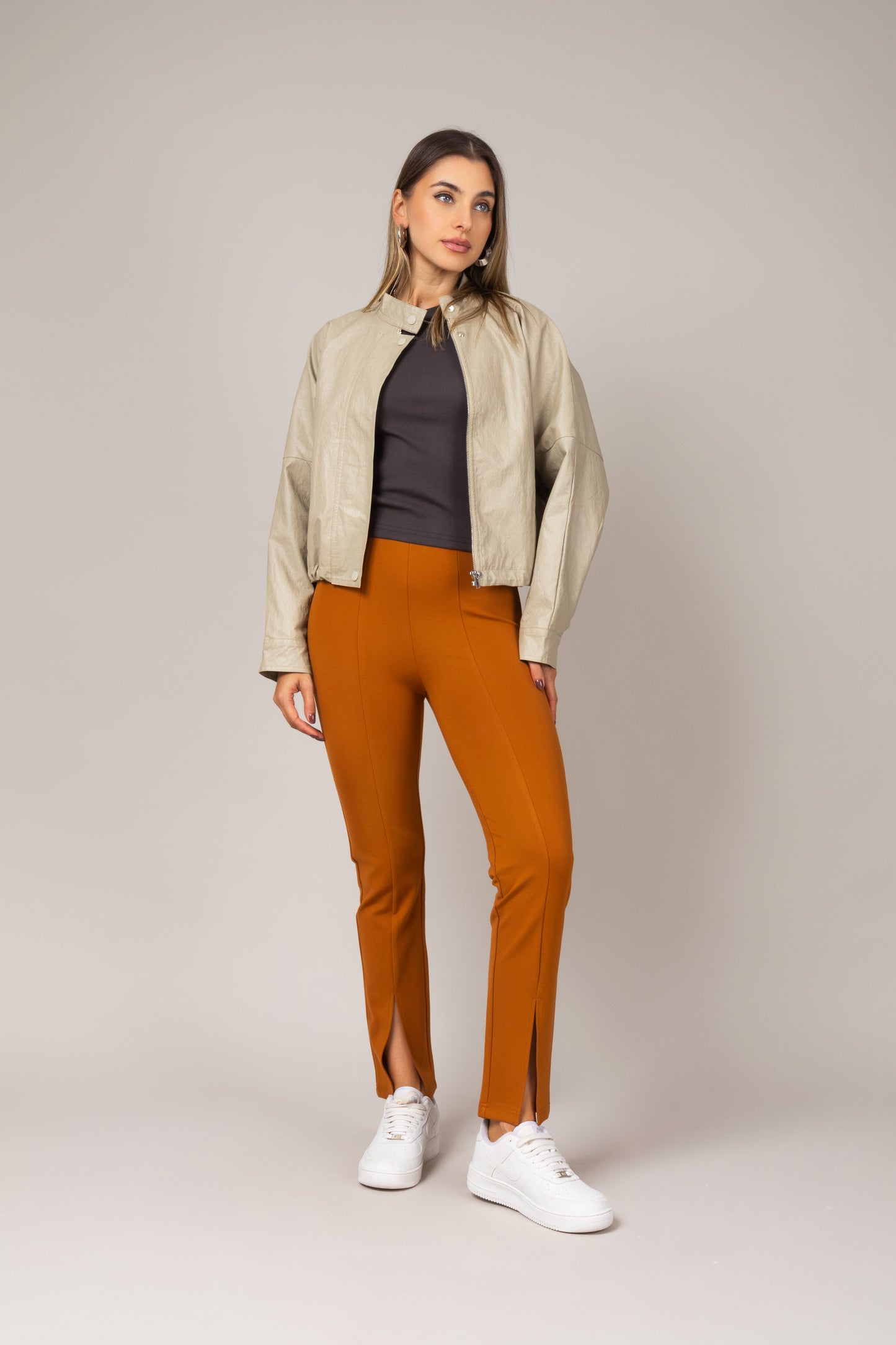 Calça legging com detalhe na barra