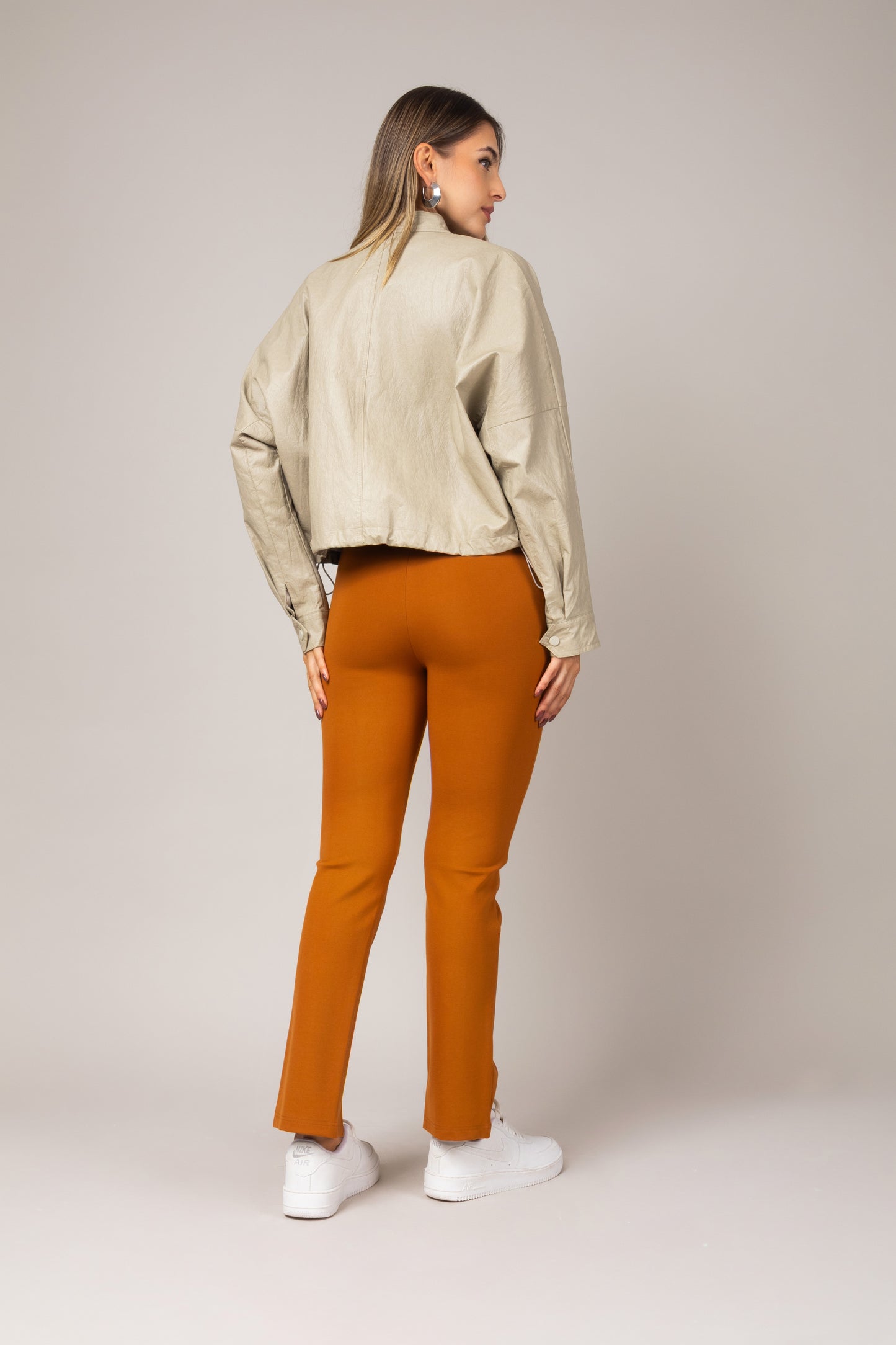 Calça legging com detalhe na barra