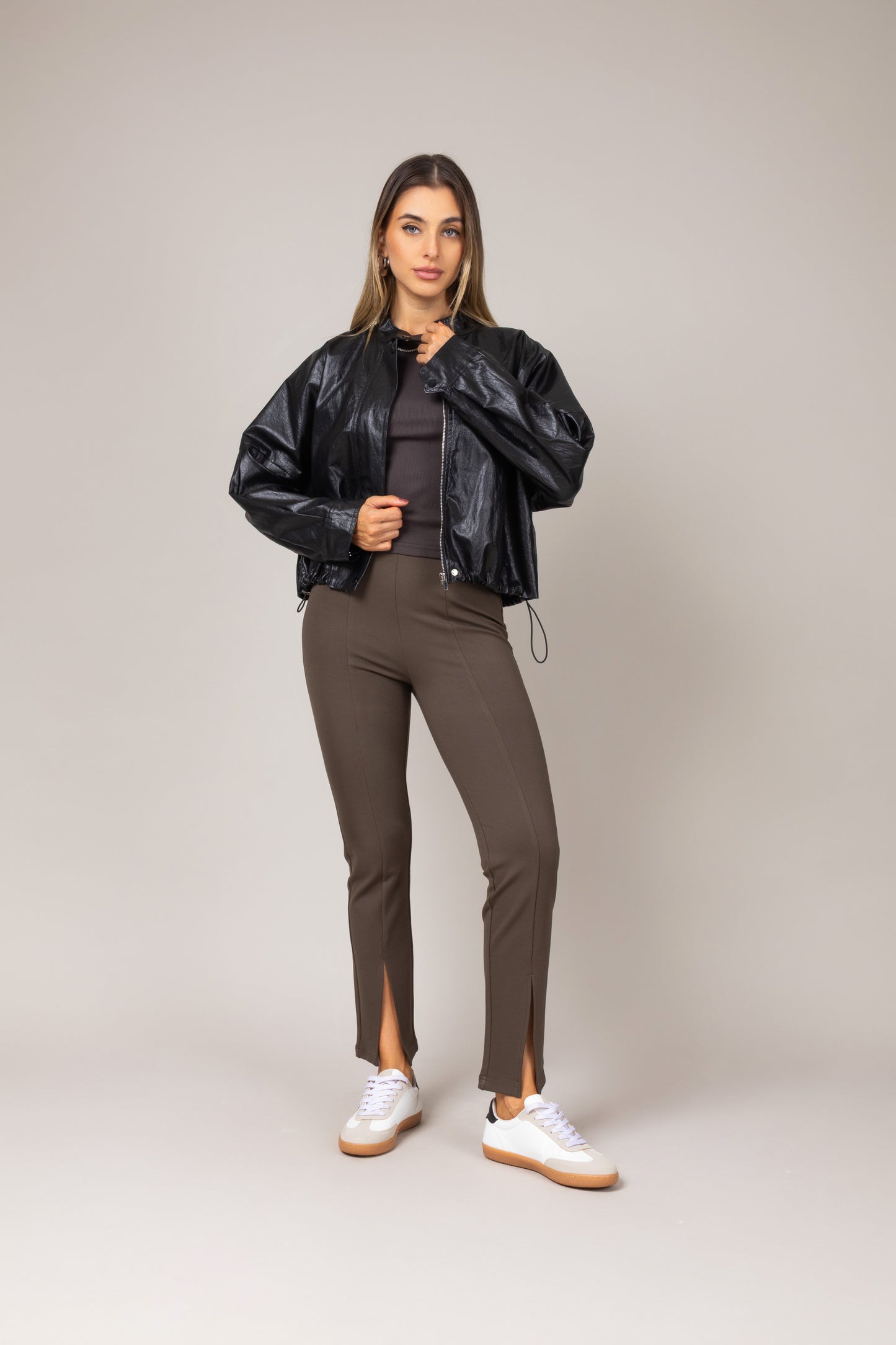 Calça legging com detalhe na barra