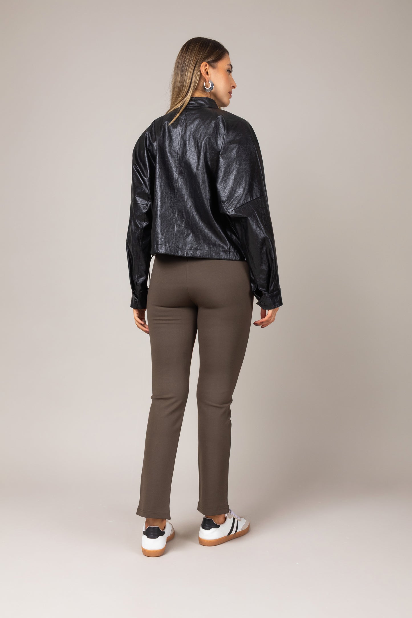 Calça legging com detalhe na barra