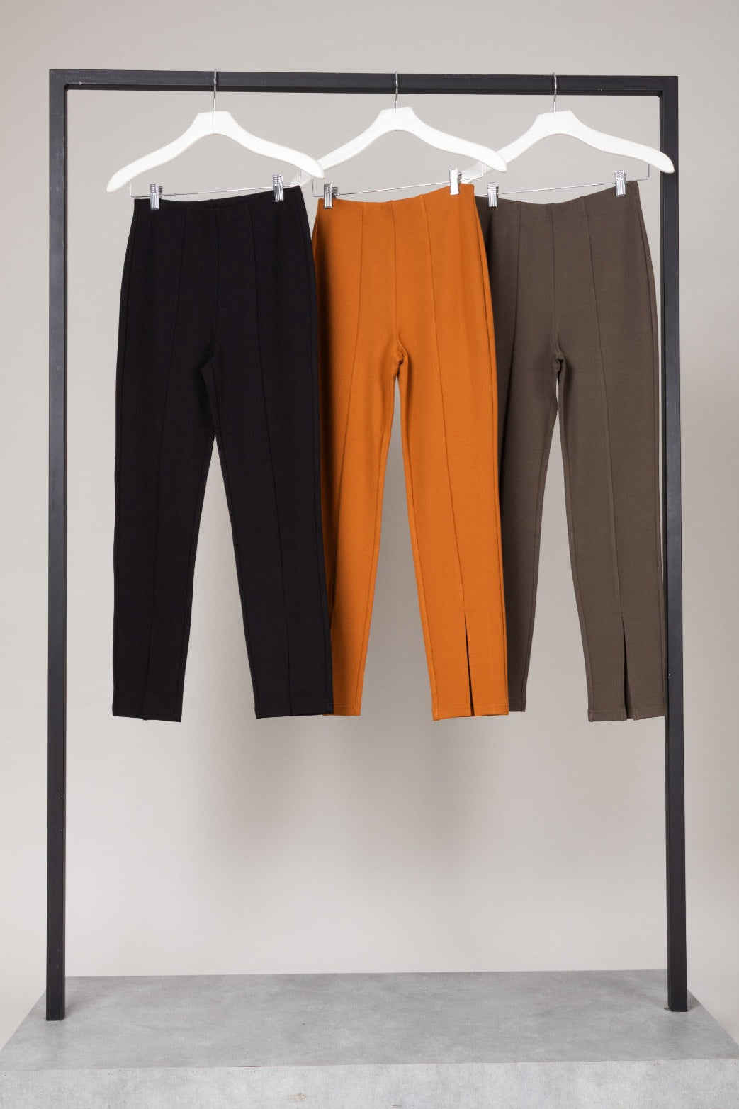 Calça legging com detalhe na barra