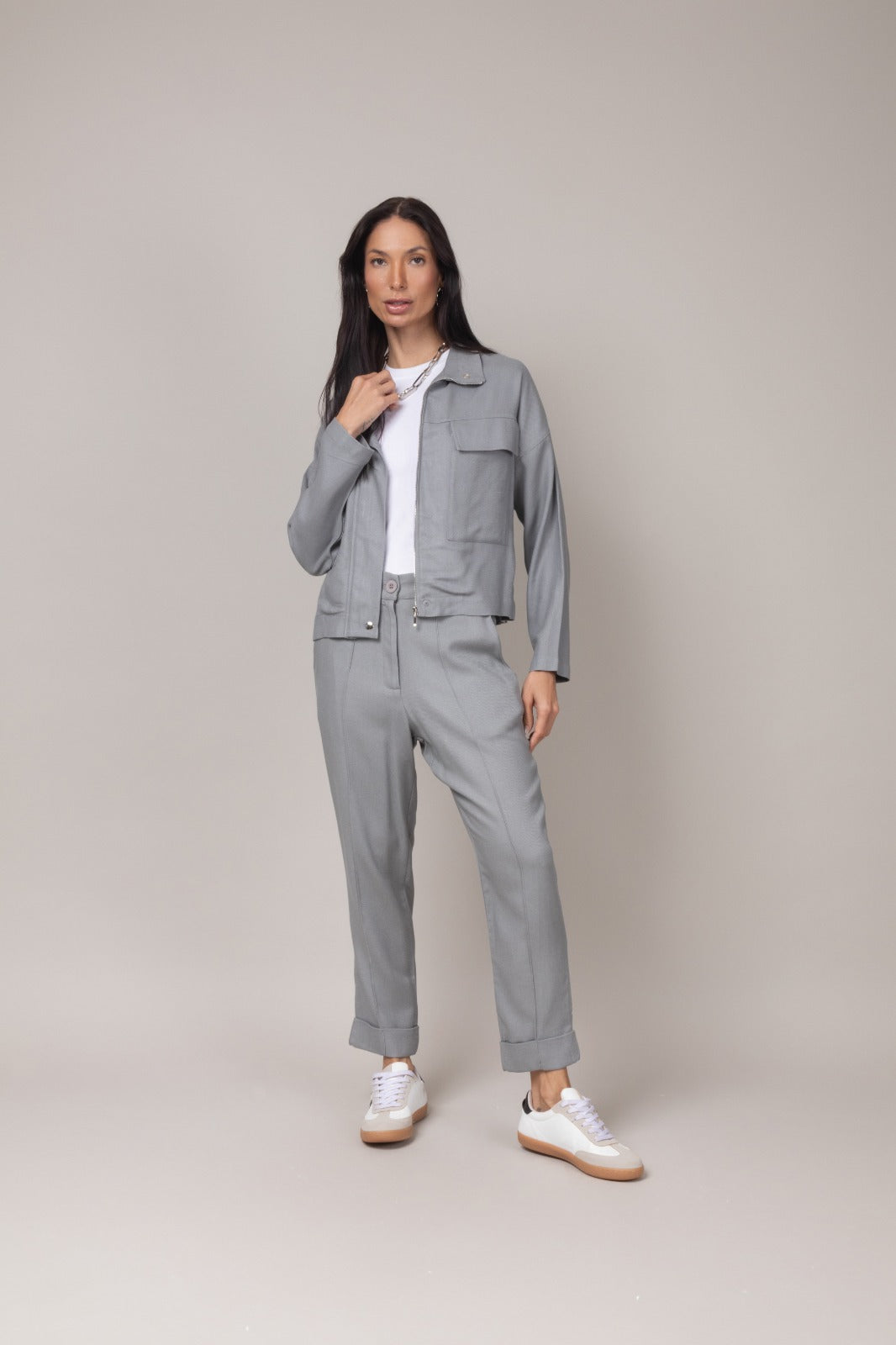 Conjunto moderno calça e jaqueta