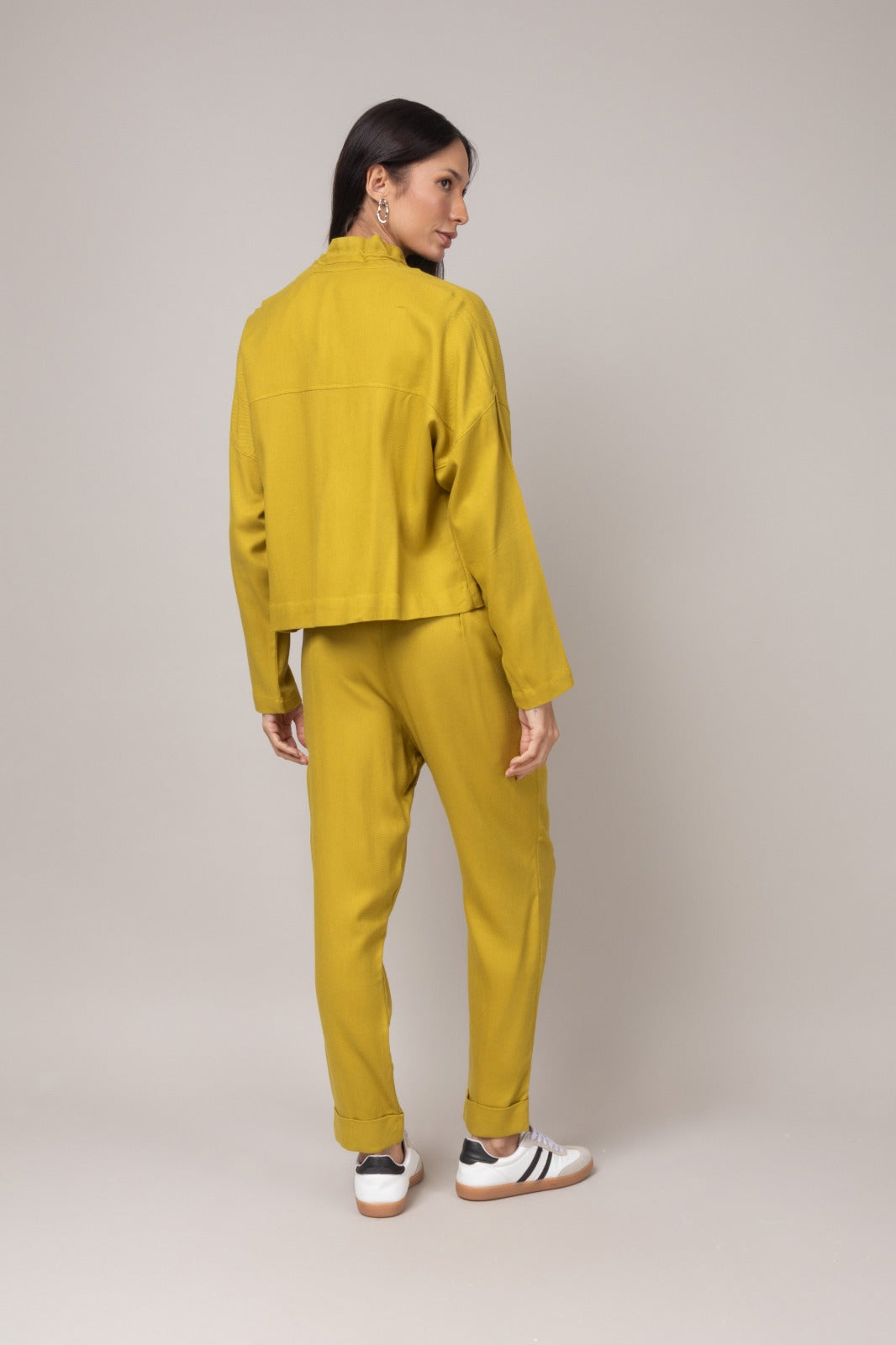 Conjunto moderno calça e jaqueta