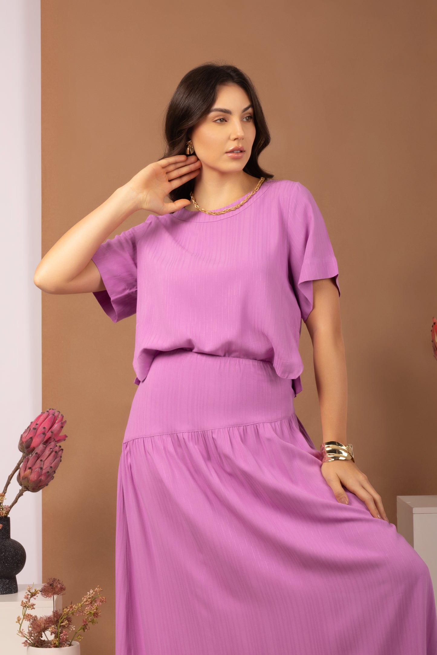 Conjunto de cropped e saia midi evasê