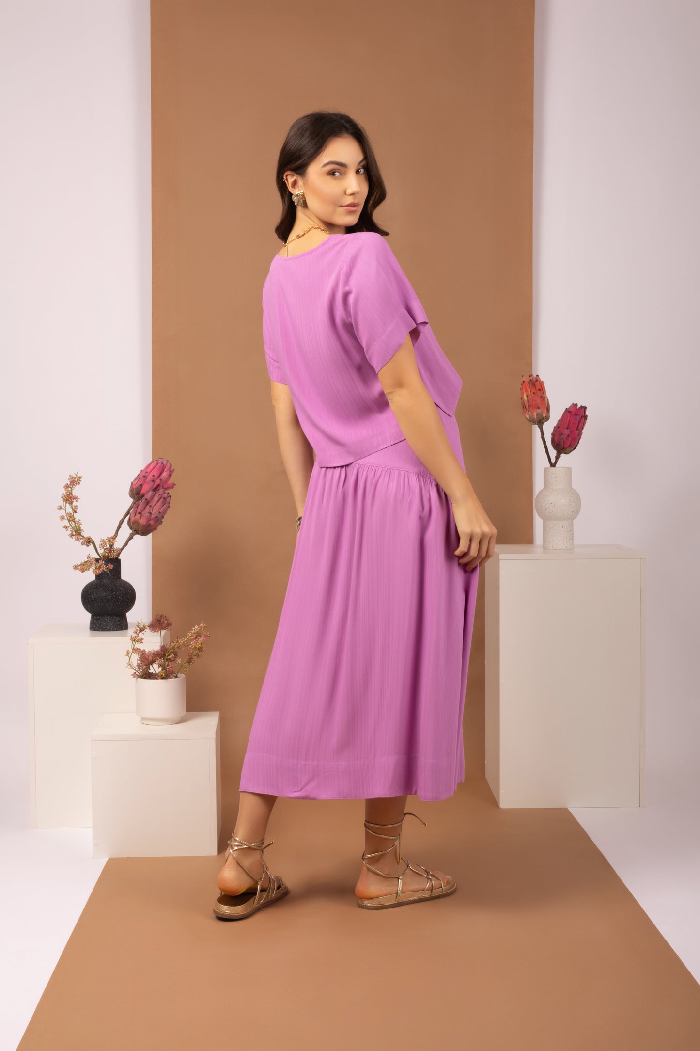 Conjunto de cropped e saia midi evasê