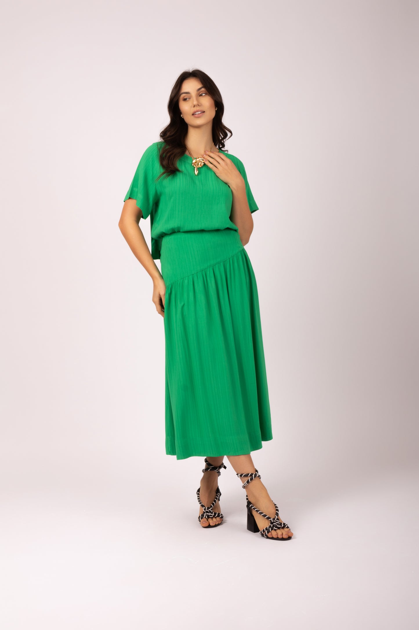 Conjunto de cropped e saia midi evasê