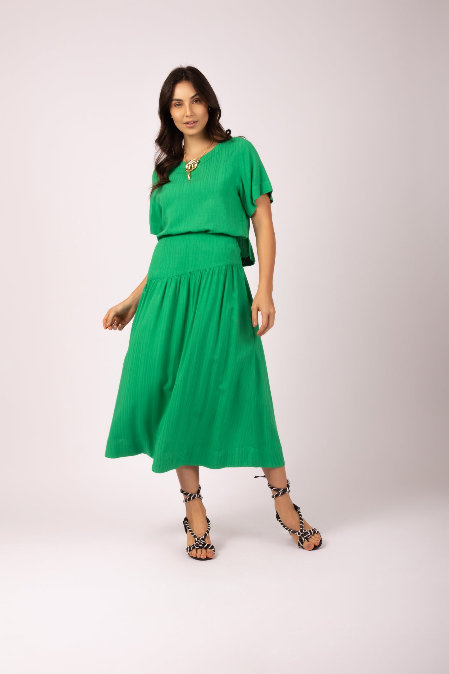 Conjunto de cropped e saia midi evasê