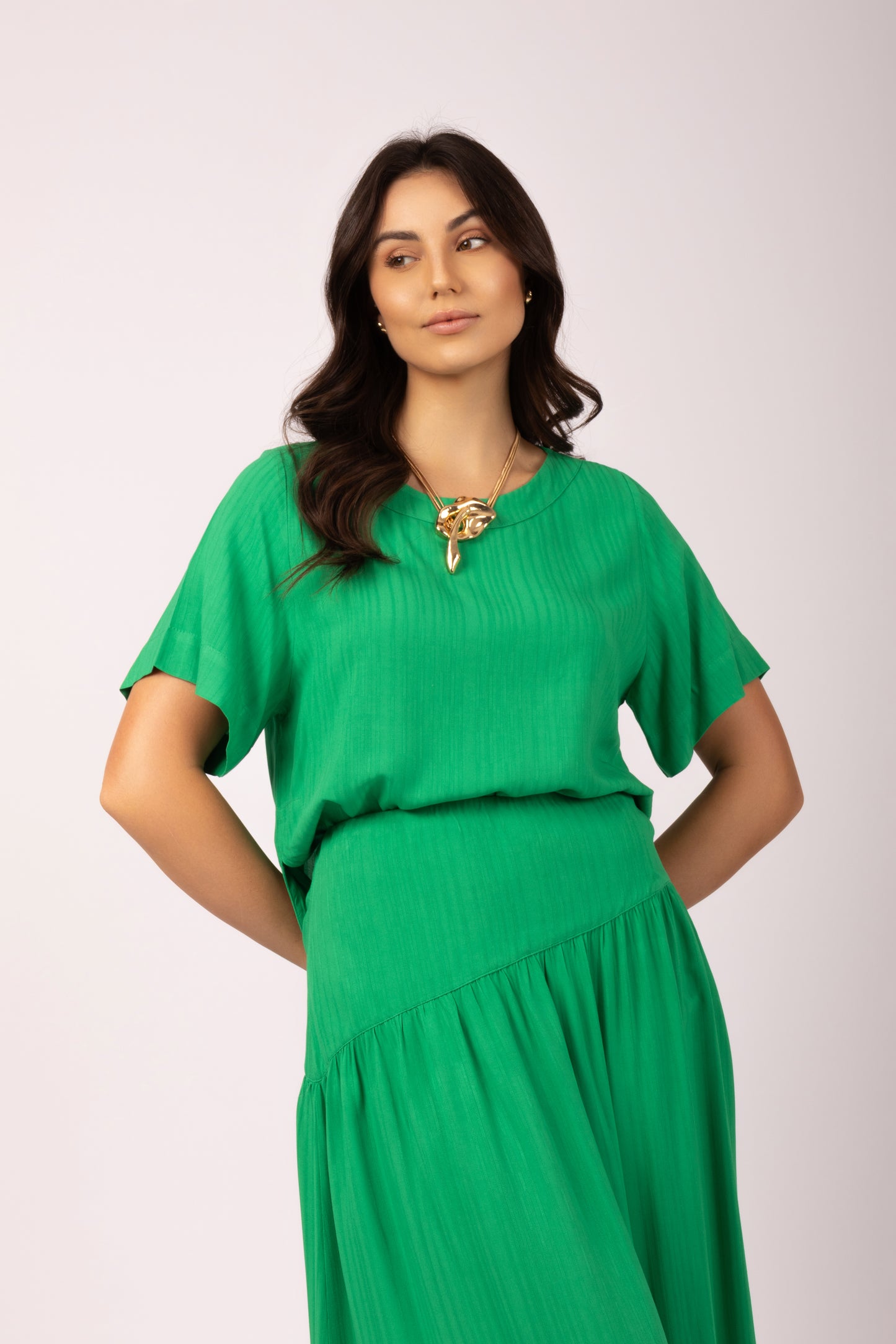 Conjunto de cropped e saia midi evasê