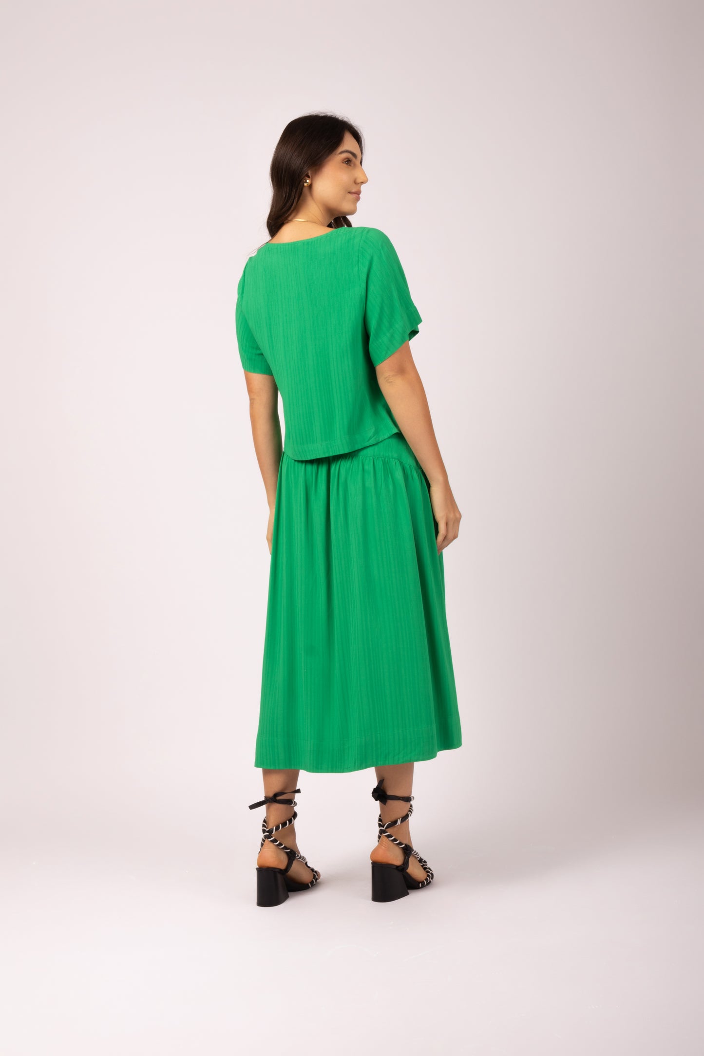 Conjunto de cropped e saia midi evasê