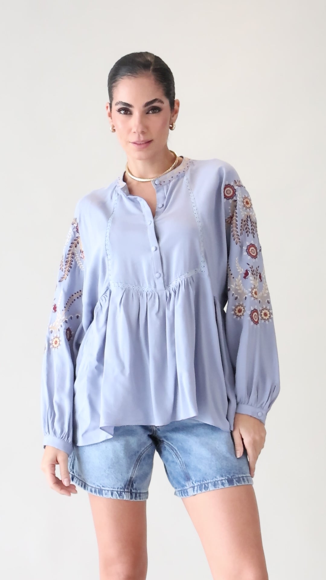 Bata com bordado na manga