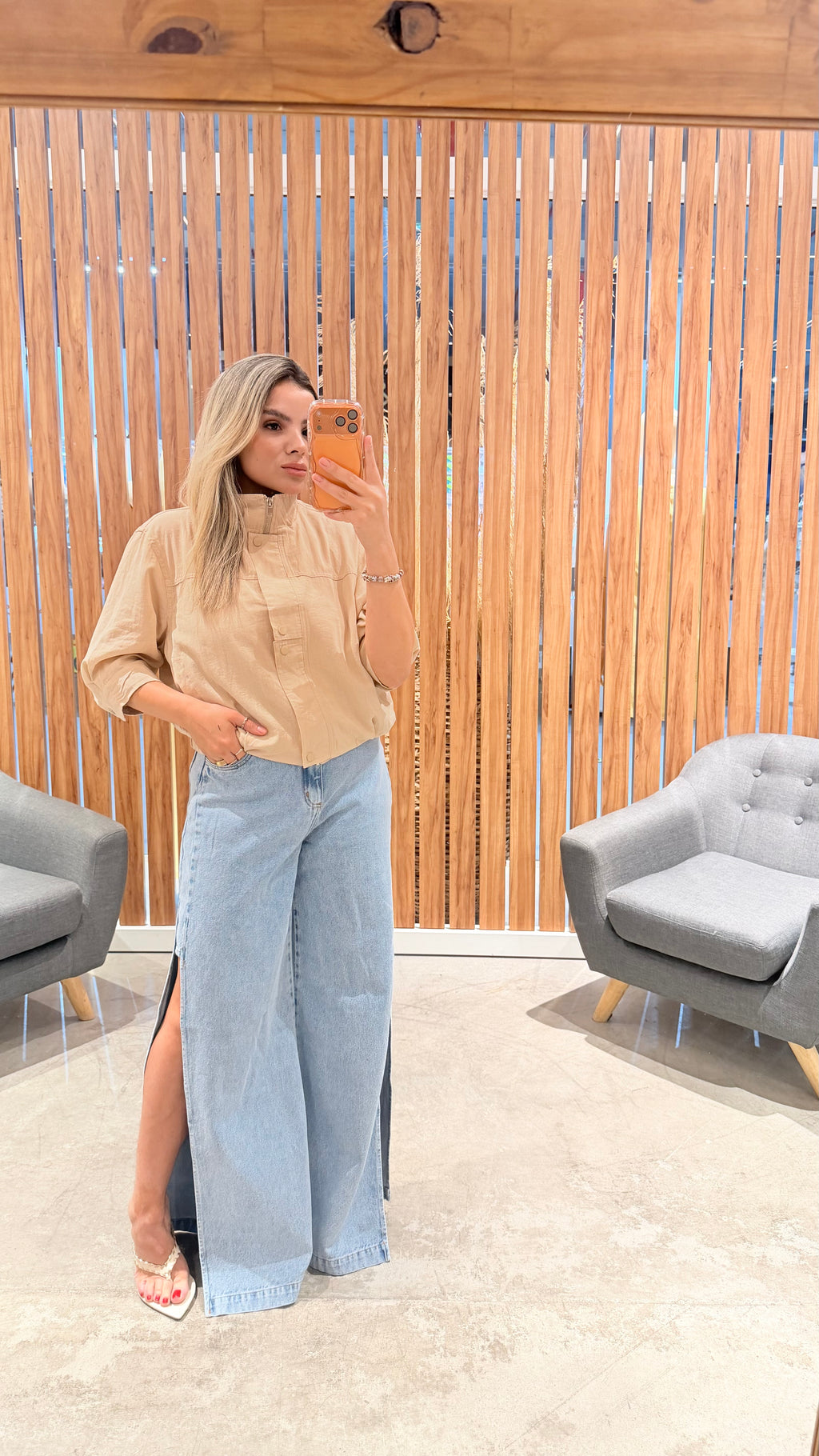 Calça jeans pantalona com fenda