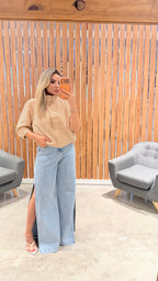Calça jeans pantalona com fenda