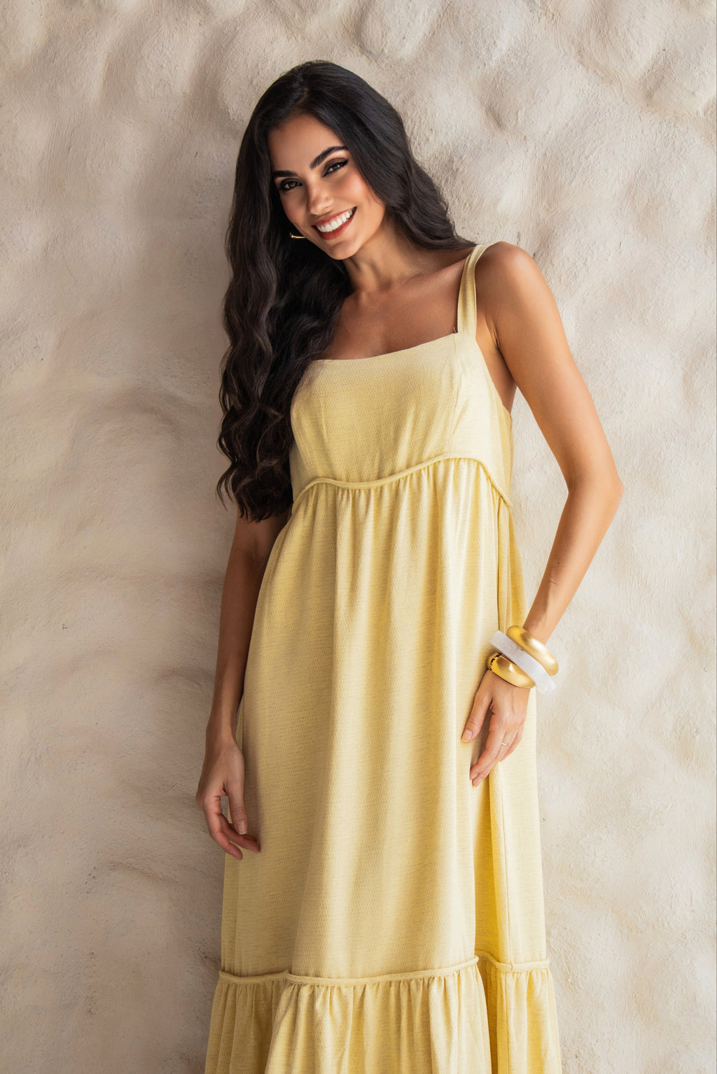 Vestido longo com alças largas e babado