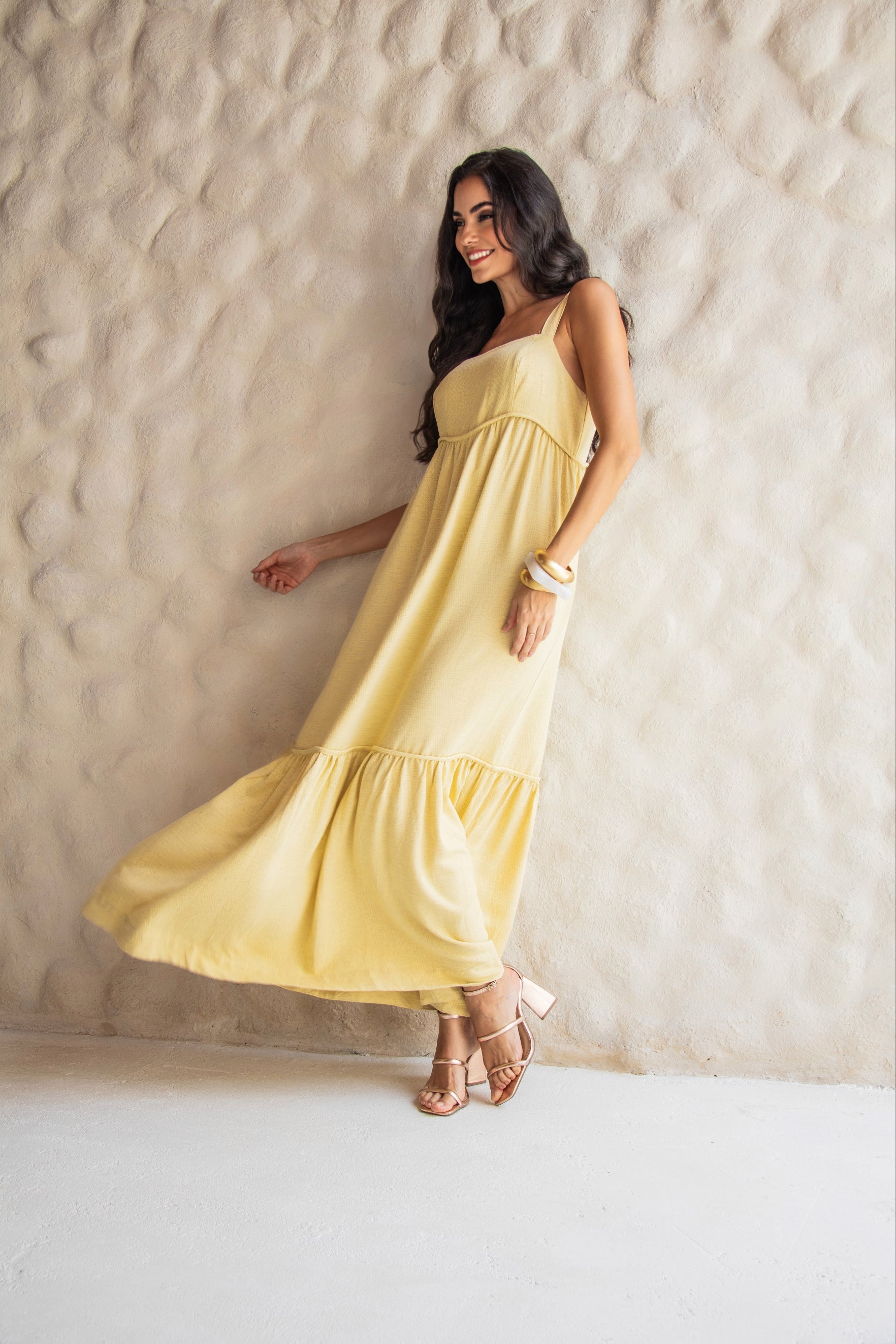 Vestido longo com alças largas e babado