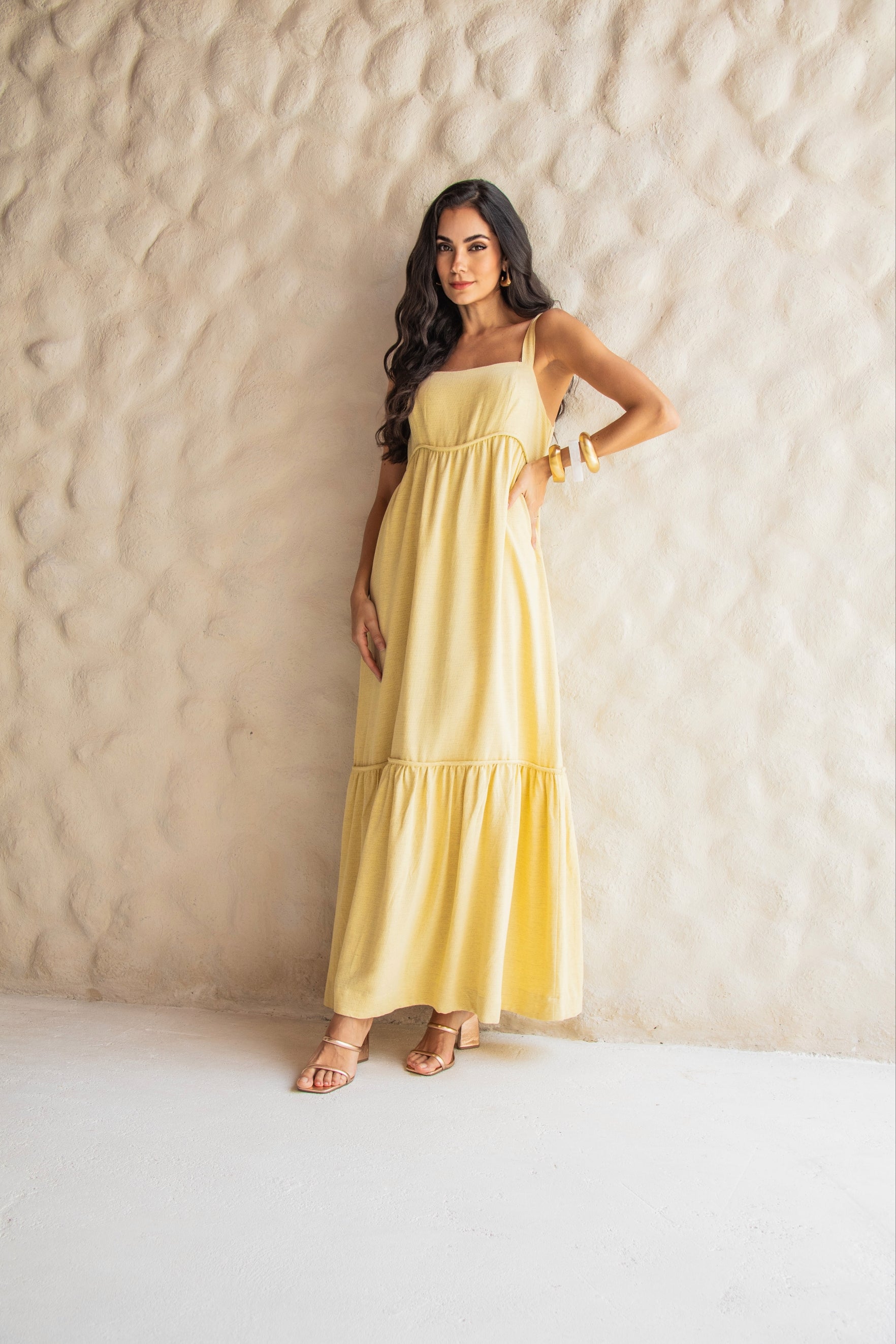 Vestido longo com alças largas e babado