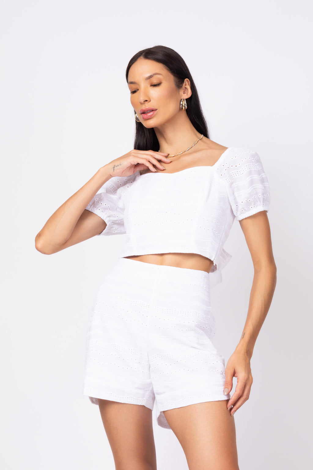 Conjunto de shorts e top com mangas bufantes em laise